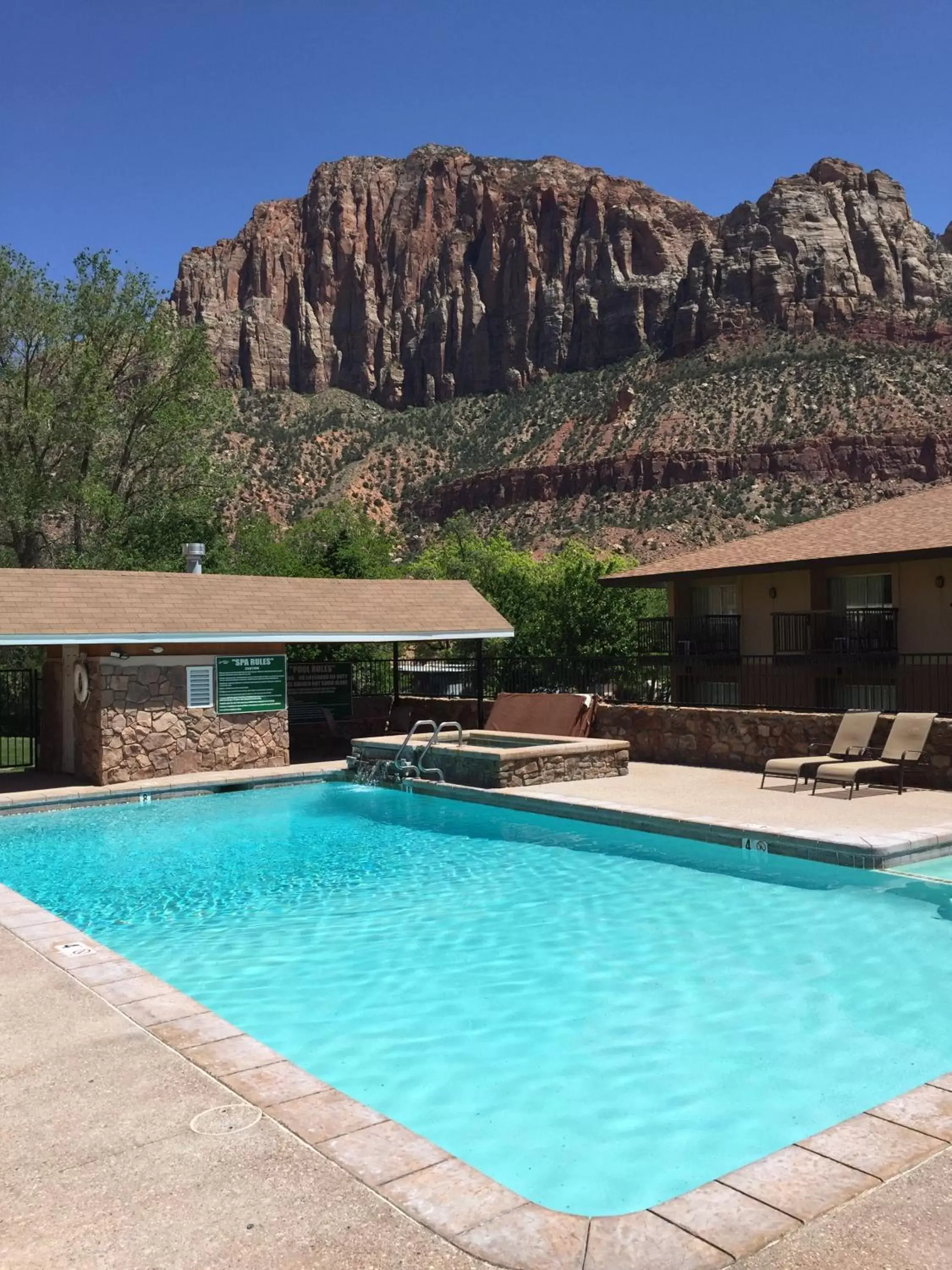 Swimming Pool in Bumbleberry Inn