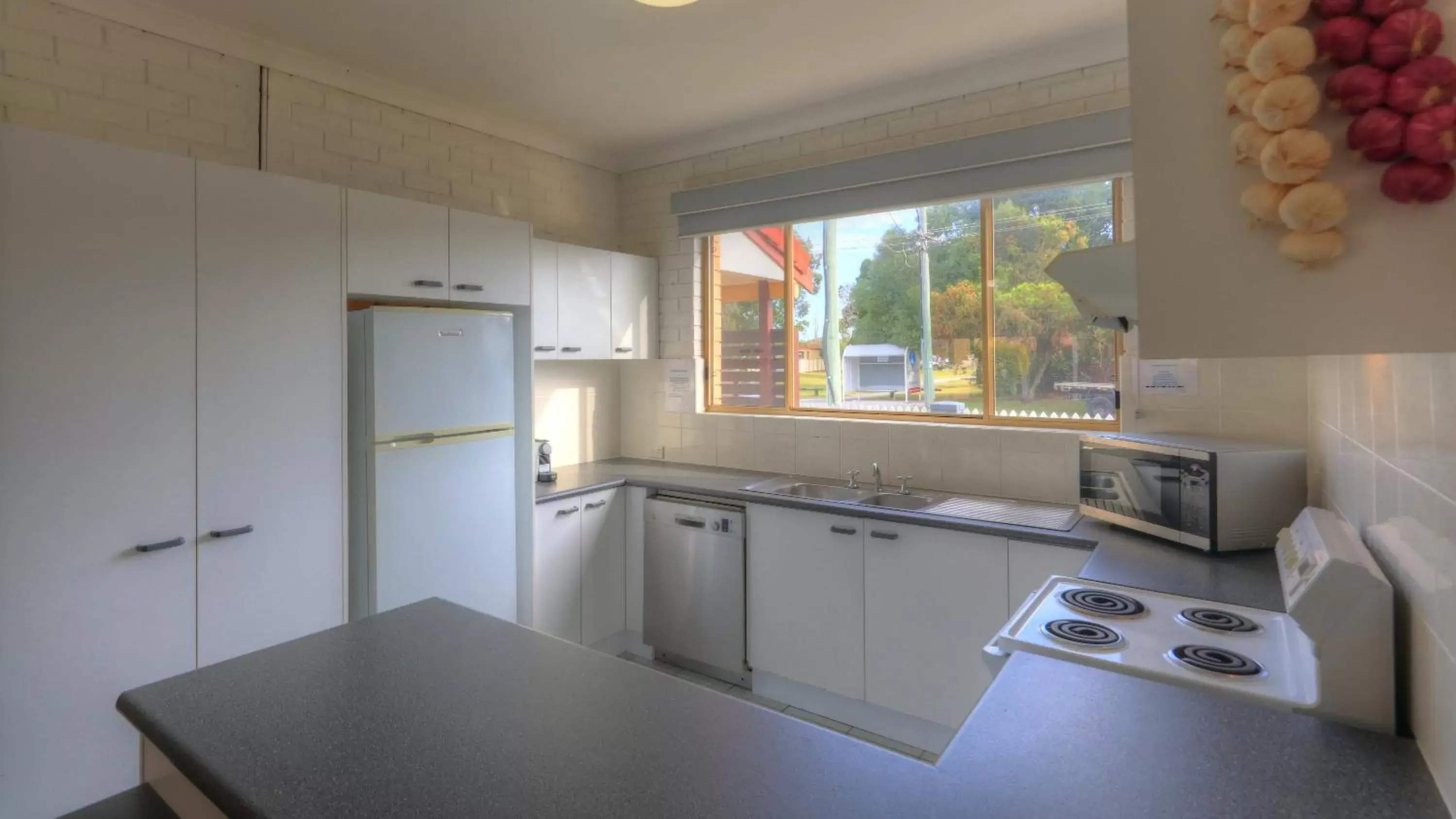 Kitchen or kitchenette, Kitchen/Kitchenette in Yamba Motor Inn