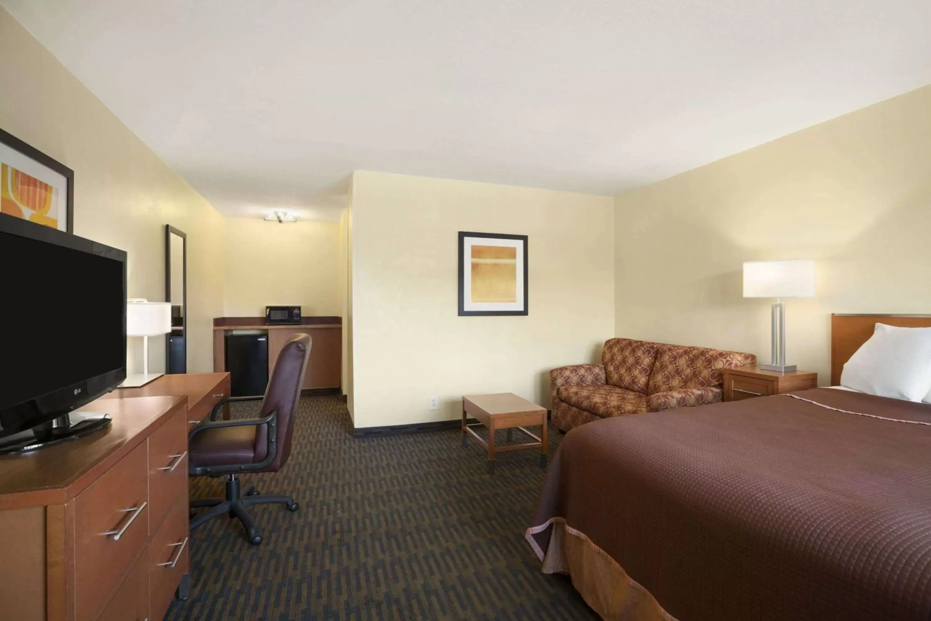 Photo of the whole room, TV/Entertainment Center in Howard Johnson by Wyndham San Diego Sea World