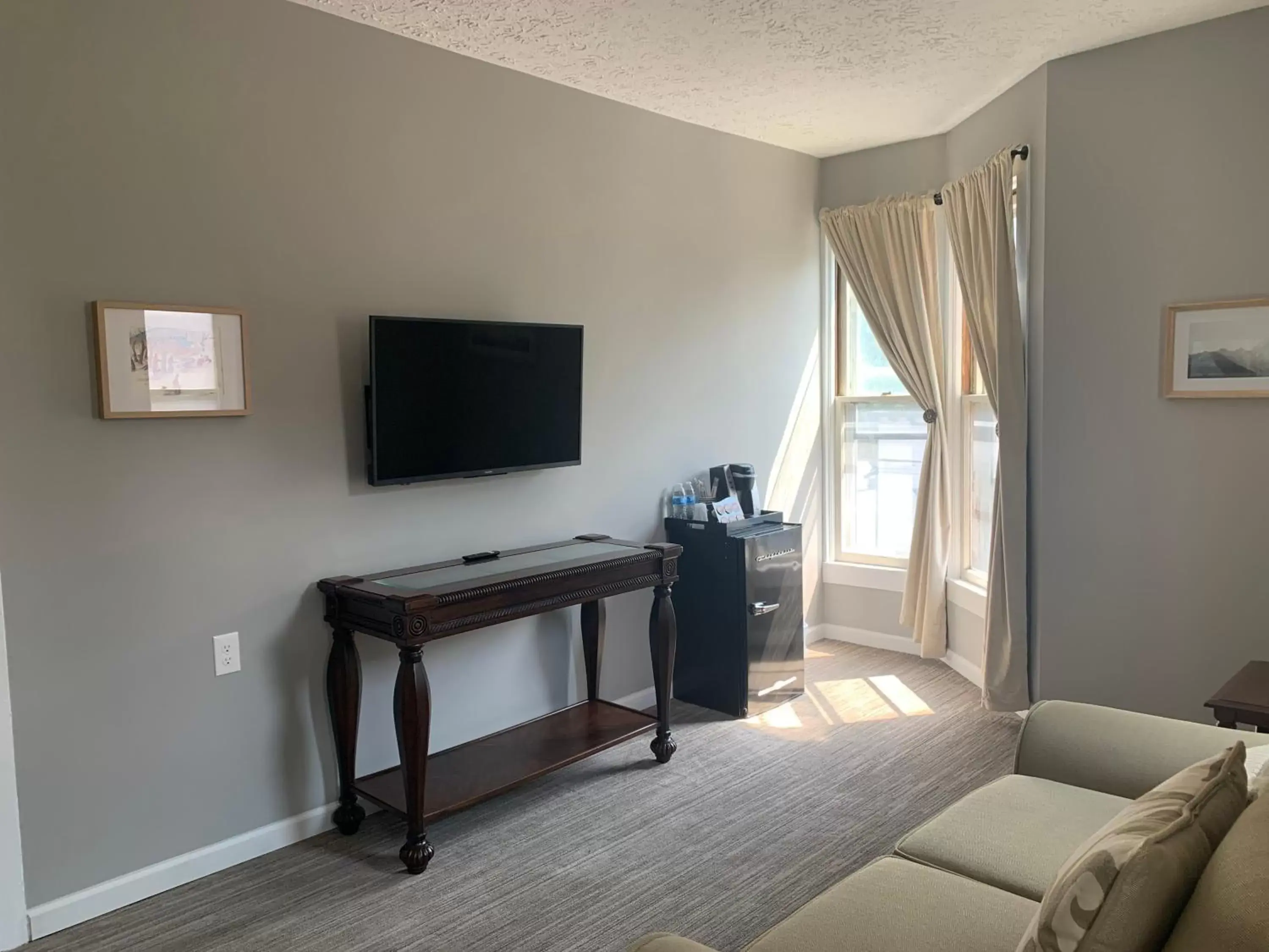 Living room, TV/Entertainment Center in Naples Hotel