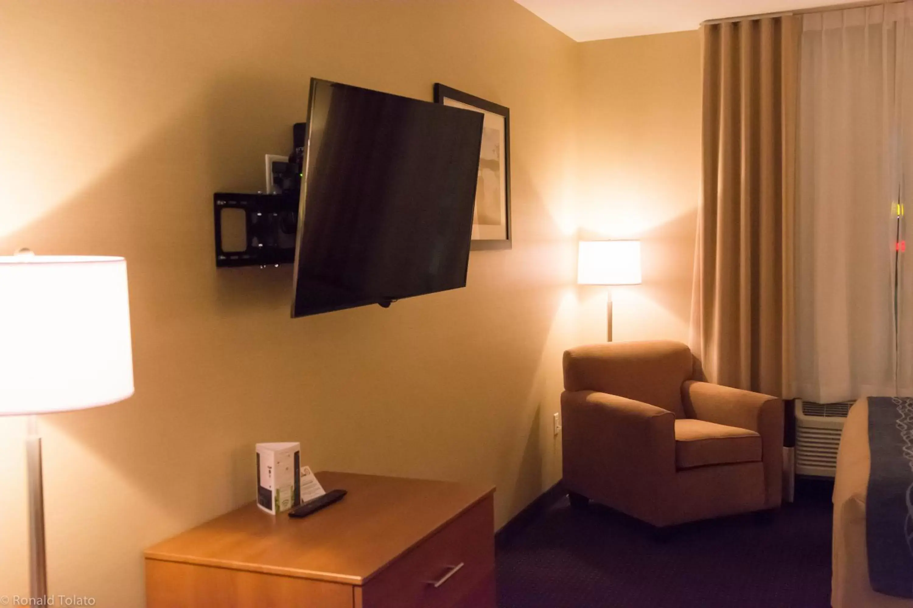 TV and multimedia, TV/Entertainment Center in Comfort Inn & Suites Bonnyville