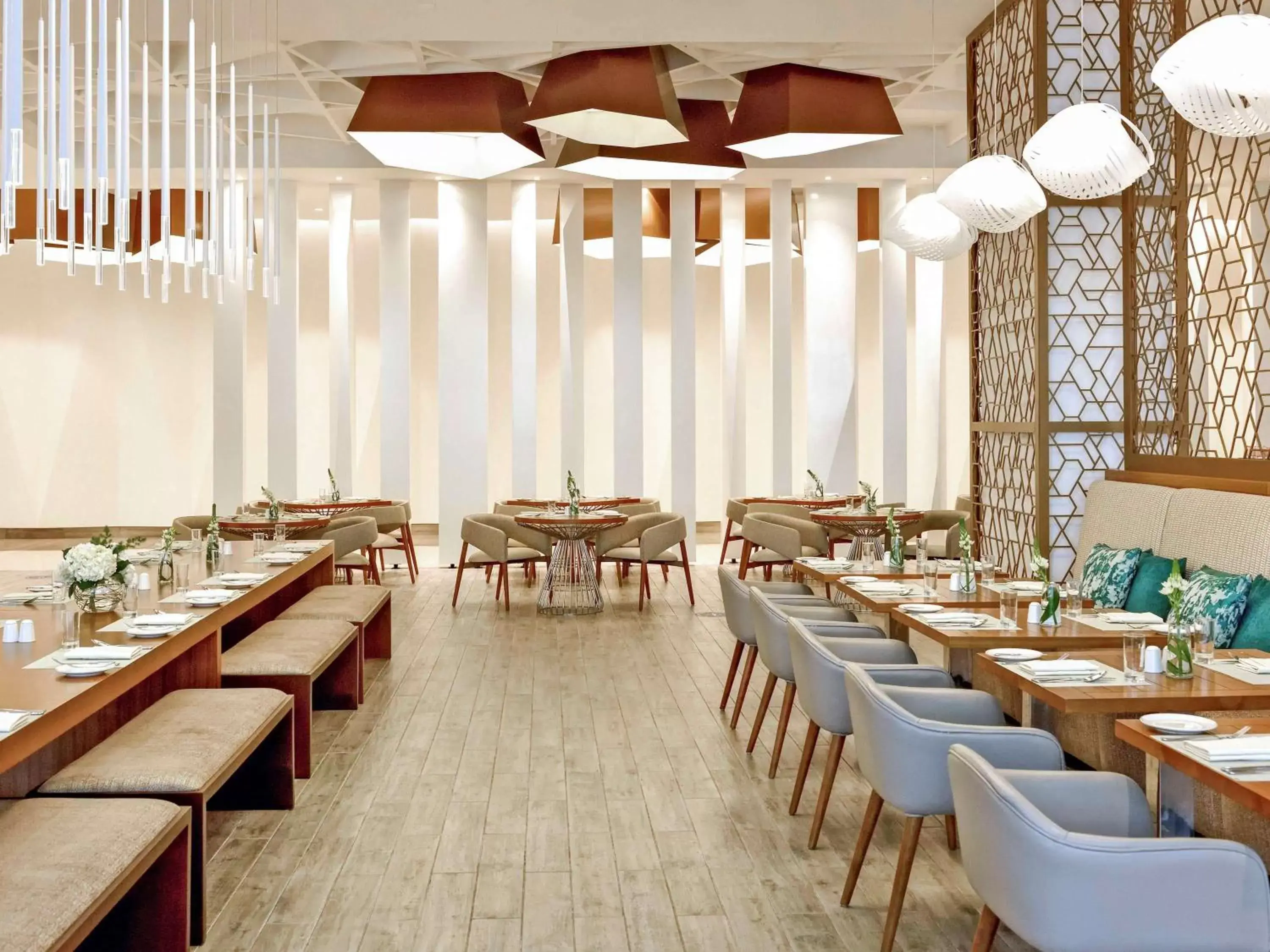 Restaurant/Places to Eat in Grand Mercure Dubai