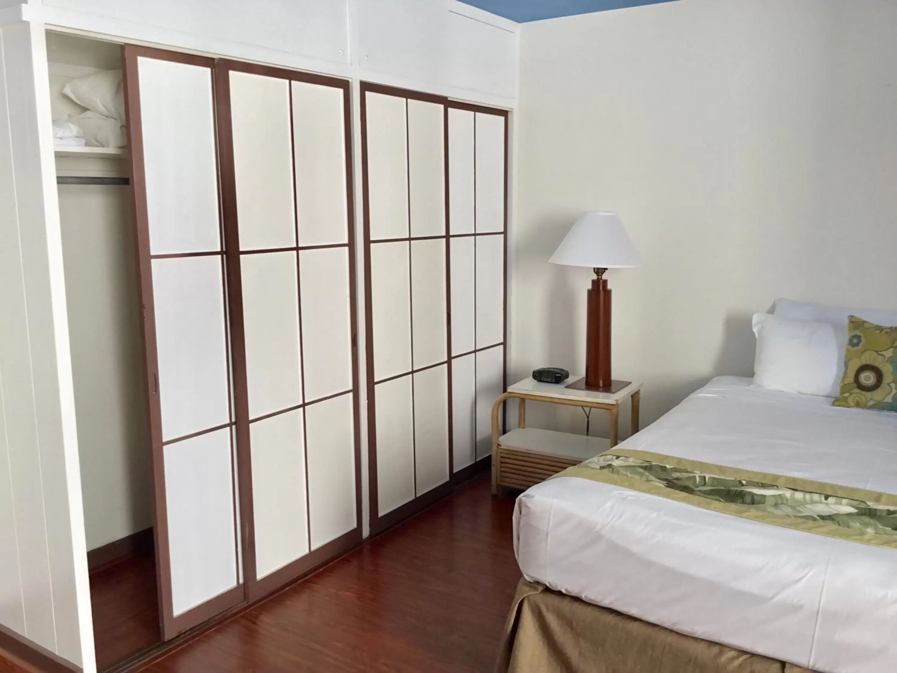 Bed in Holiday Surf Hotel (with full kitchen)