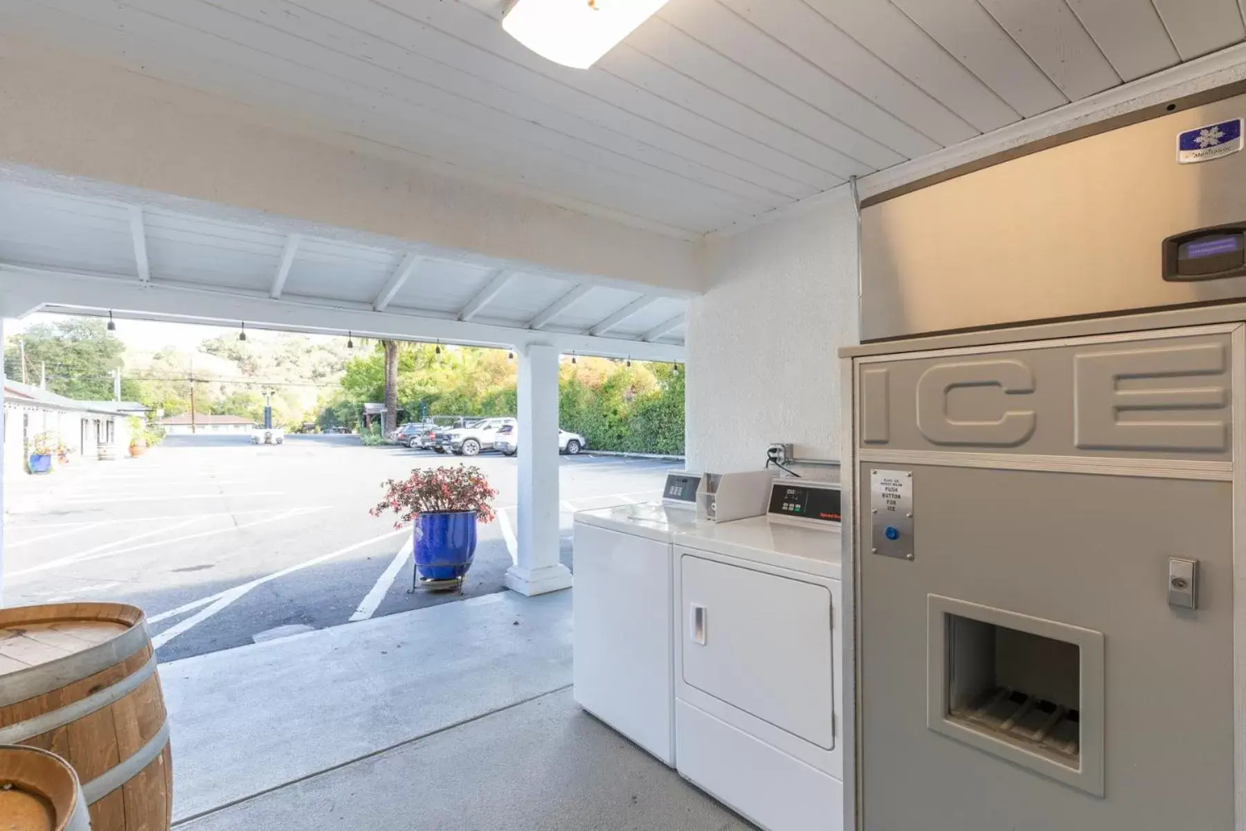 Kitchen/Kitchenette in Vineyard Valley Inn