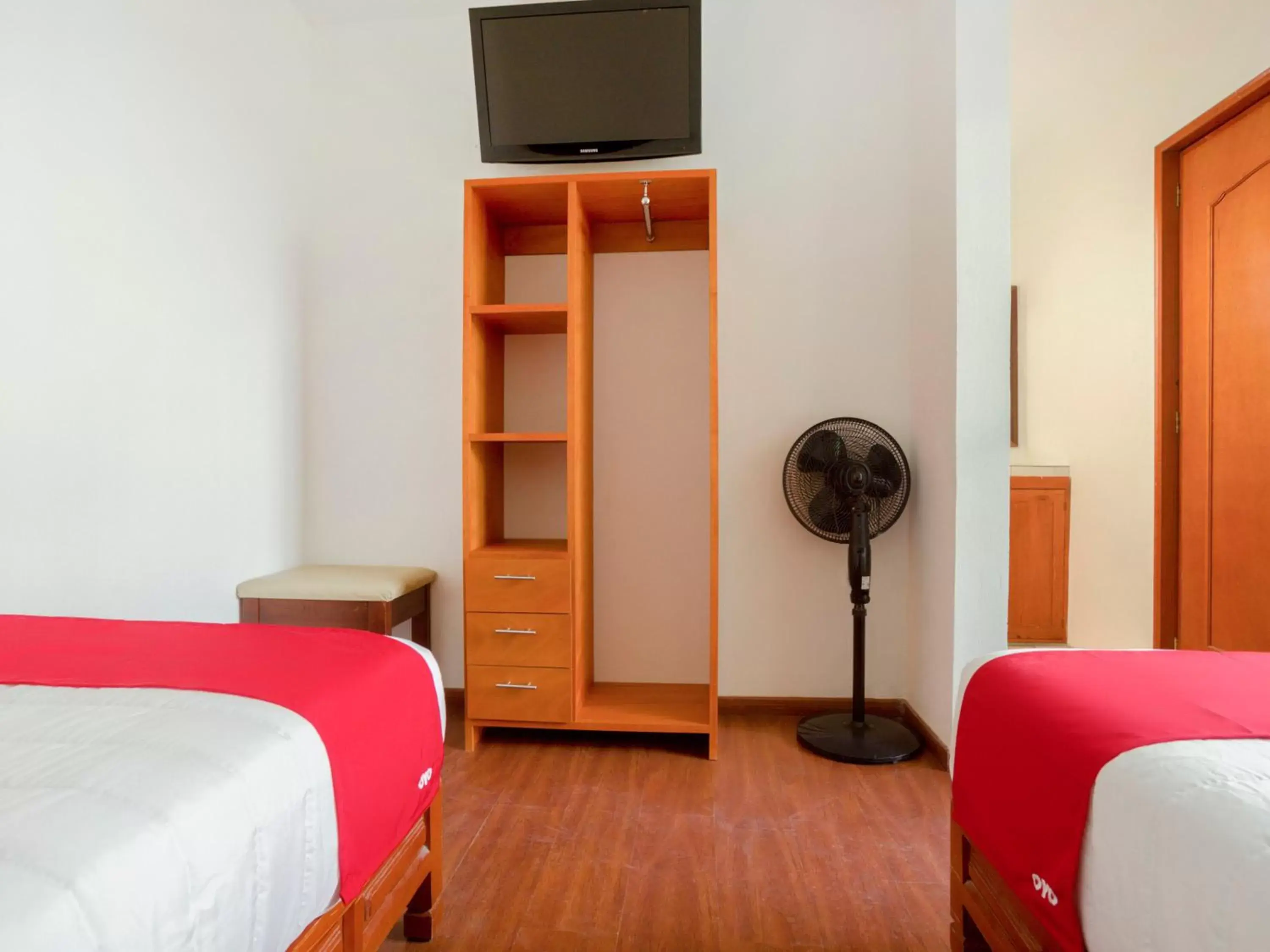 Bedroom, TV/Entertainment Center in OYO Hotel Montes, Atlixco Puebla