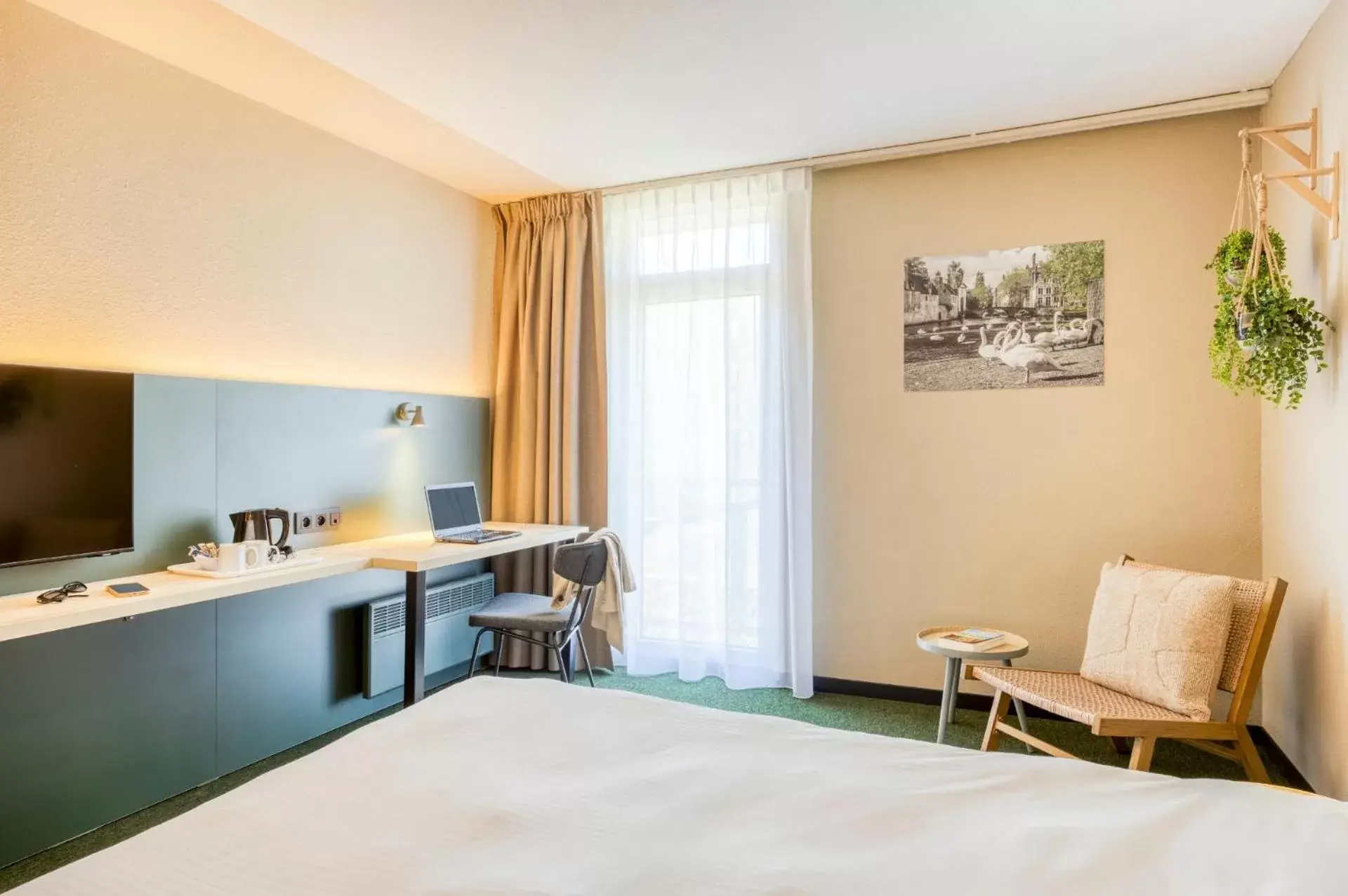 Bedroom, Kitchen/Kitchenette in Green Park Hotel Brugge