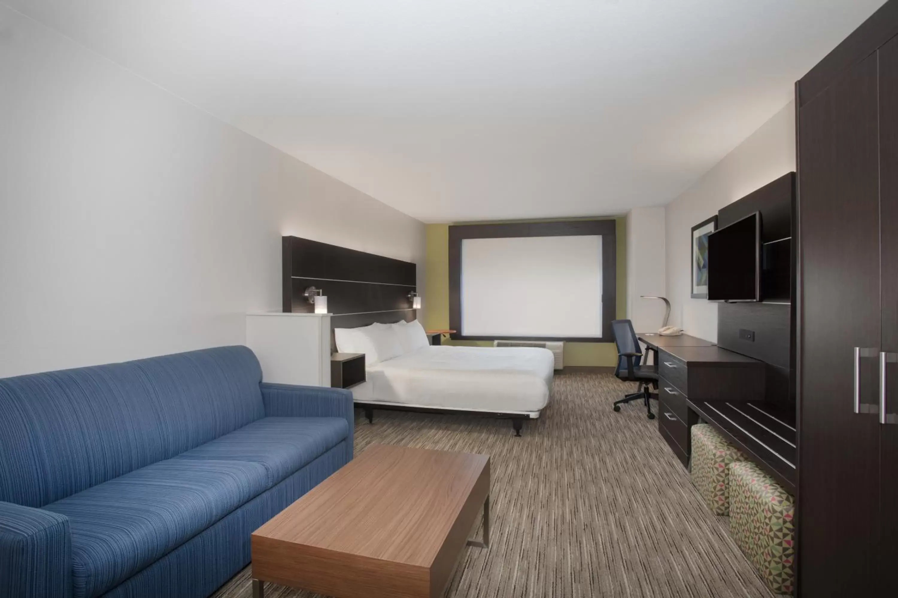 Bedroom, Seating Area in Holiday Inn Express Hotel & Suites Longmont, an IHG Hotel