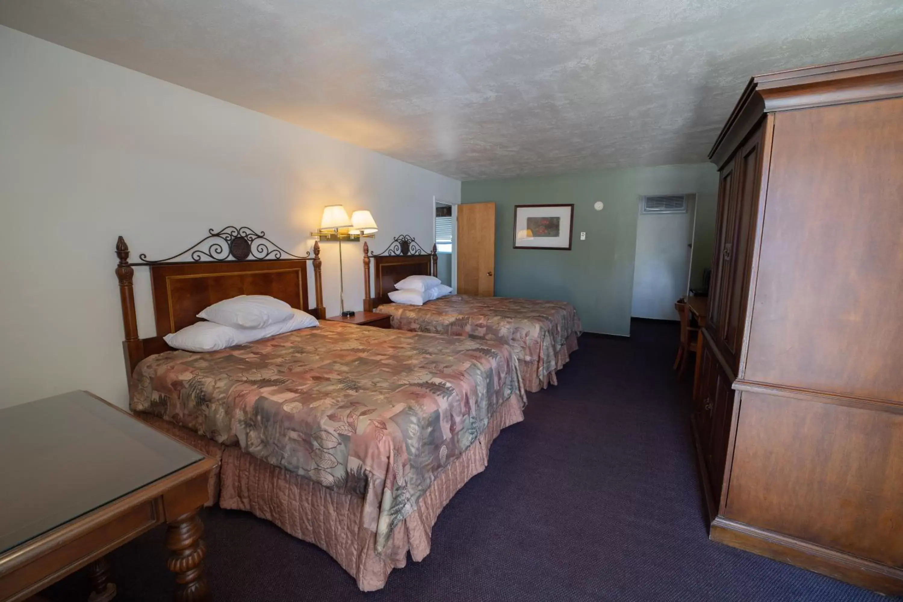 Photo of the whole room, Bed in Clover Creek Inn