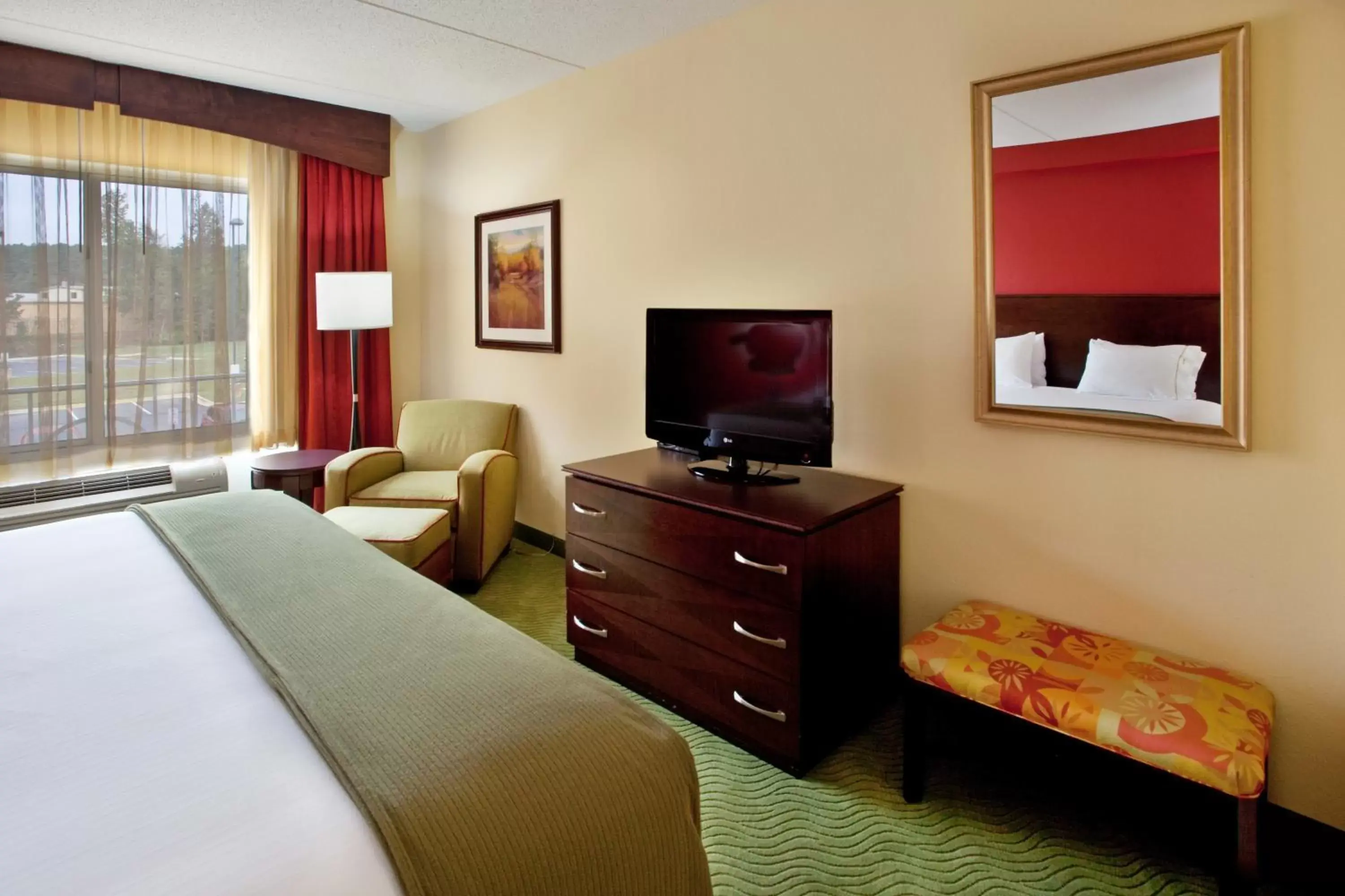 TV/Entertainment Center in Holiday Inn Express & Suites - Spartanburg-North, an IHG Hotel