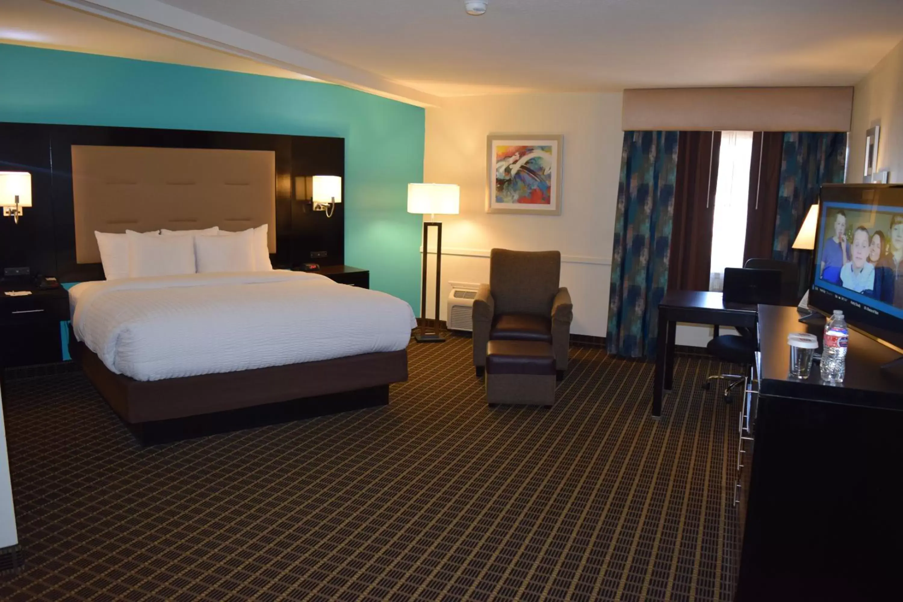 Photo of the whole room in Clarion Hotel Rock Springs Wyoming