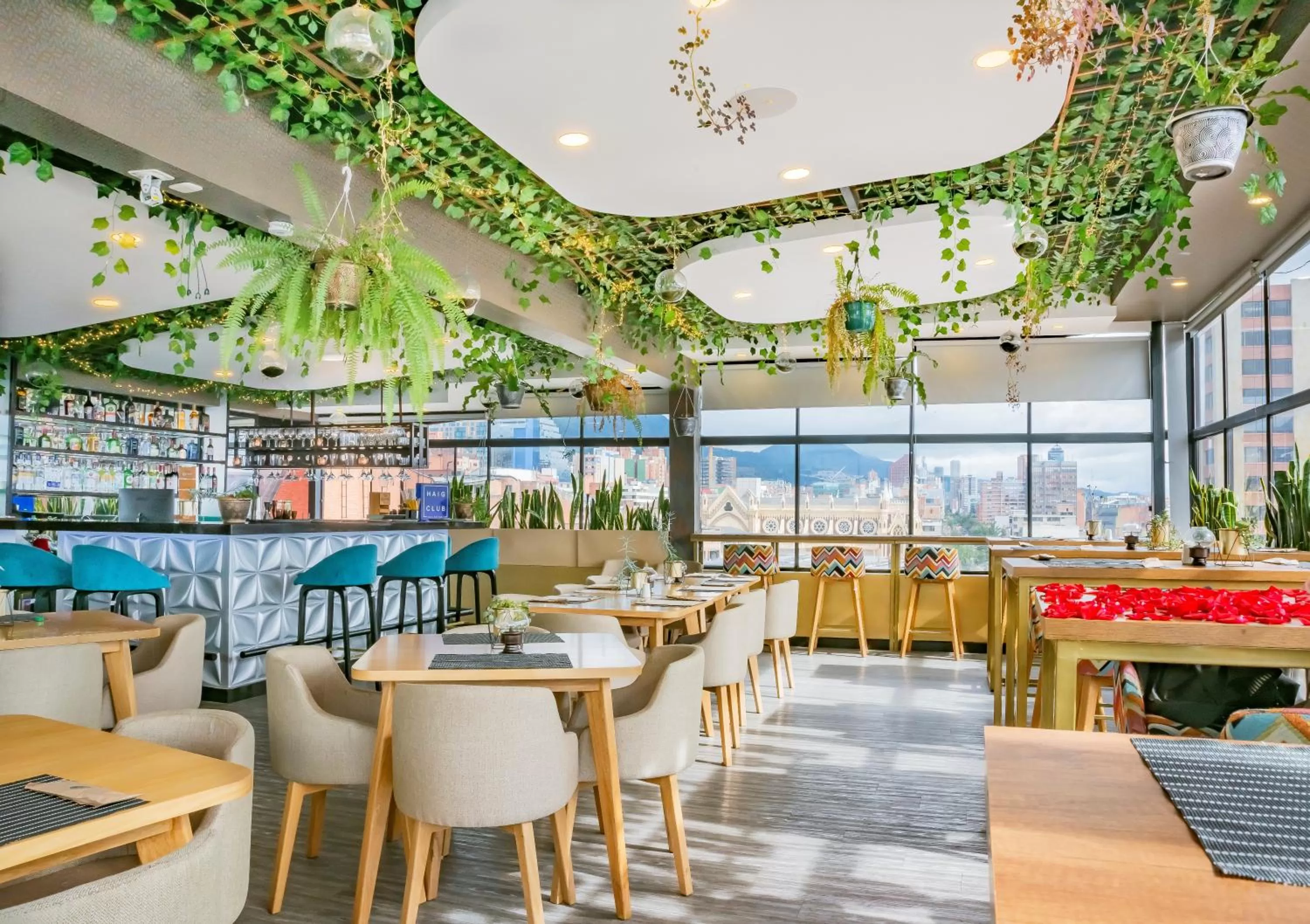 Restaurant/places to eat in Hotel Express 53