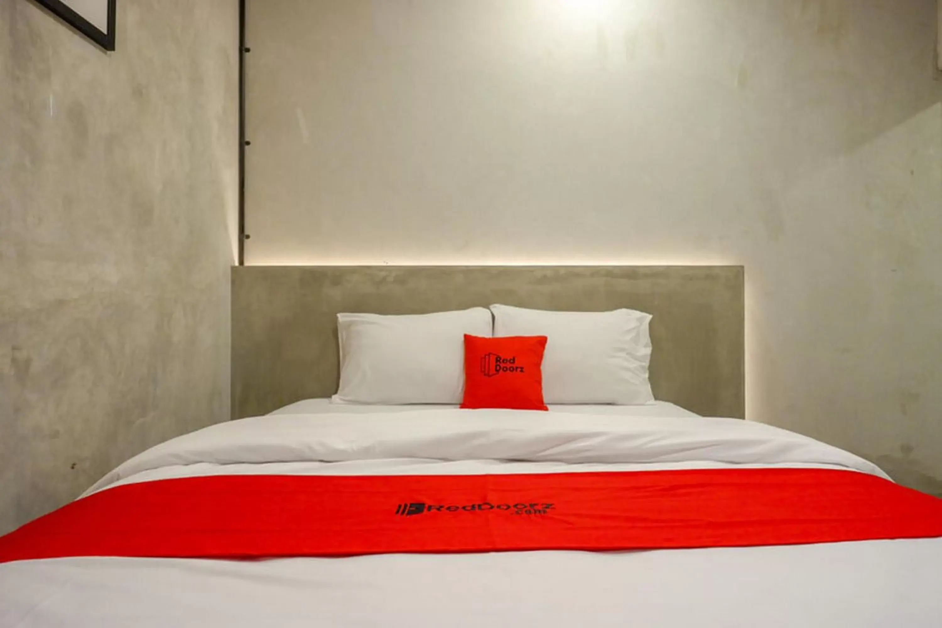 Bed in RedDoorz Plus near Kawasan Sam Poo Kong Semarang