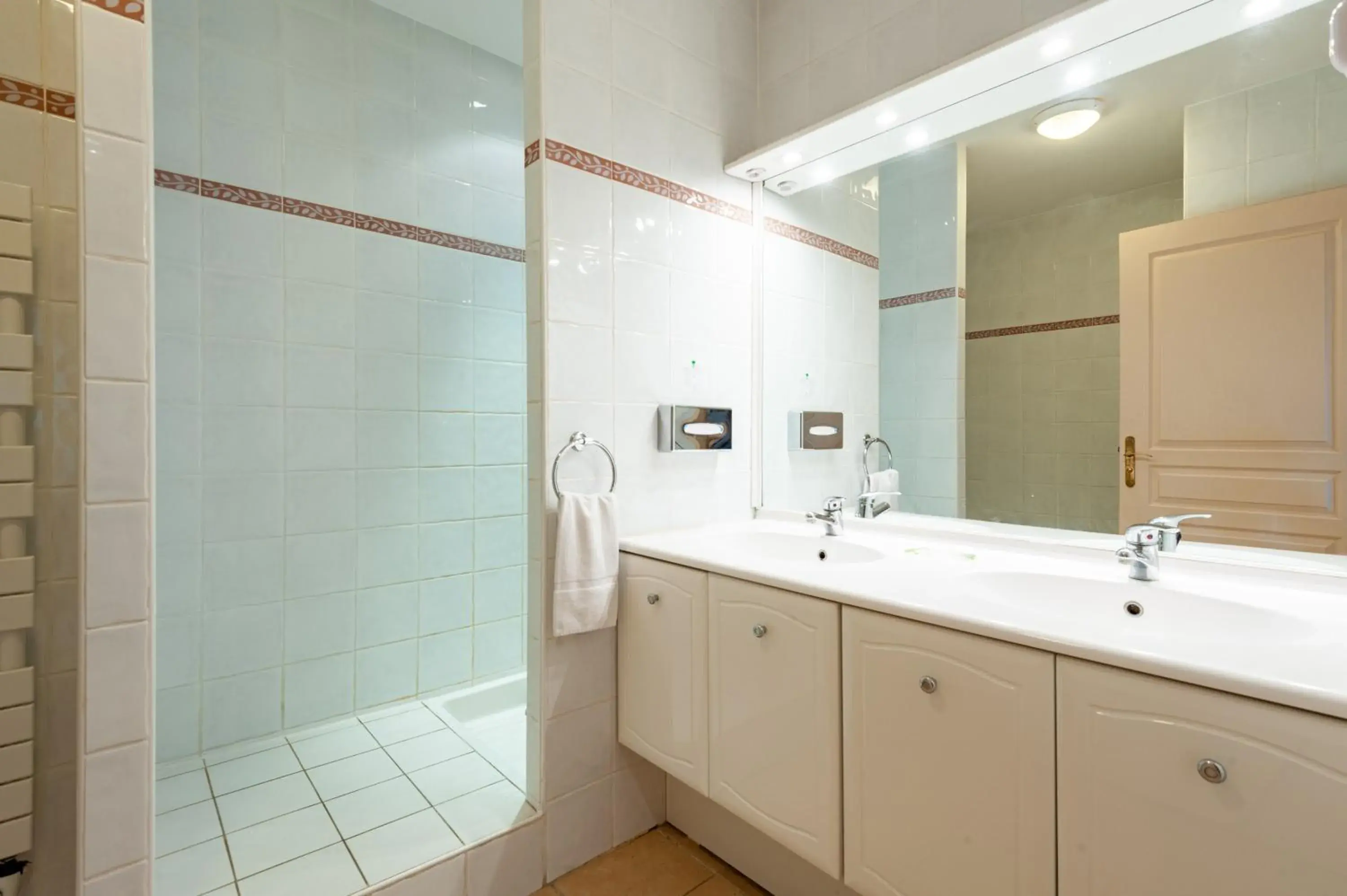 Bathroom in Residhotel Golf Grand Avignon