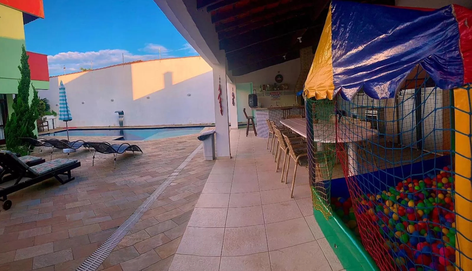 Communal kitchen in Hostel e Pousada Bahia Beach