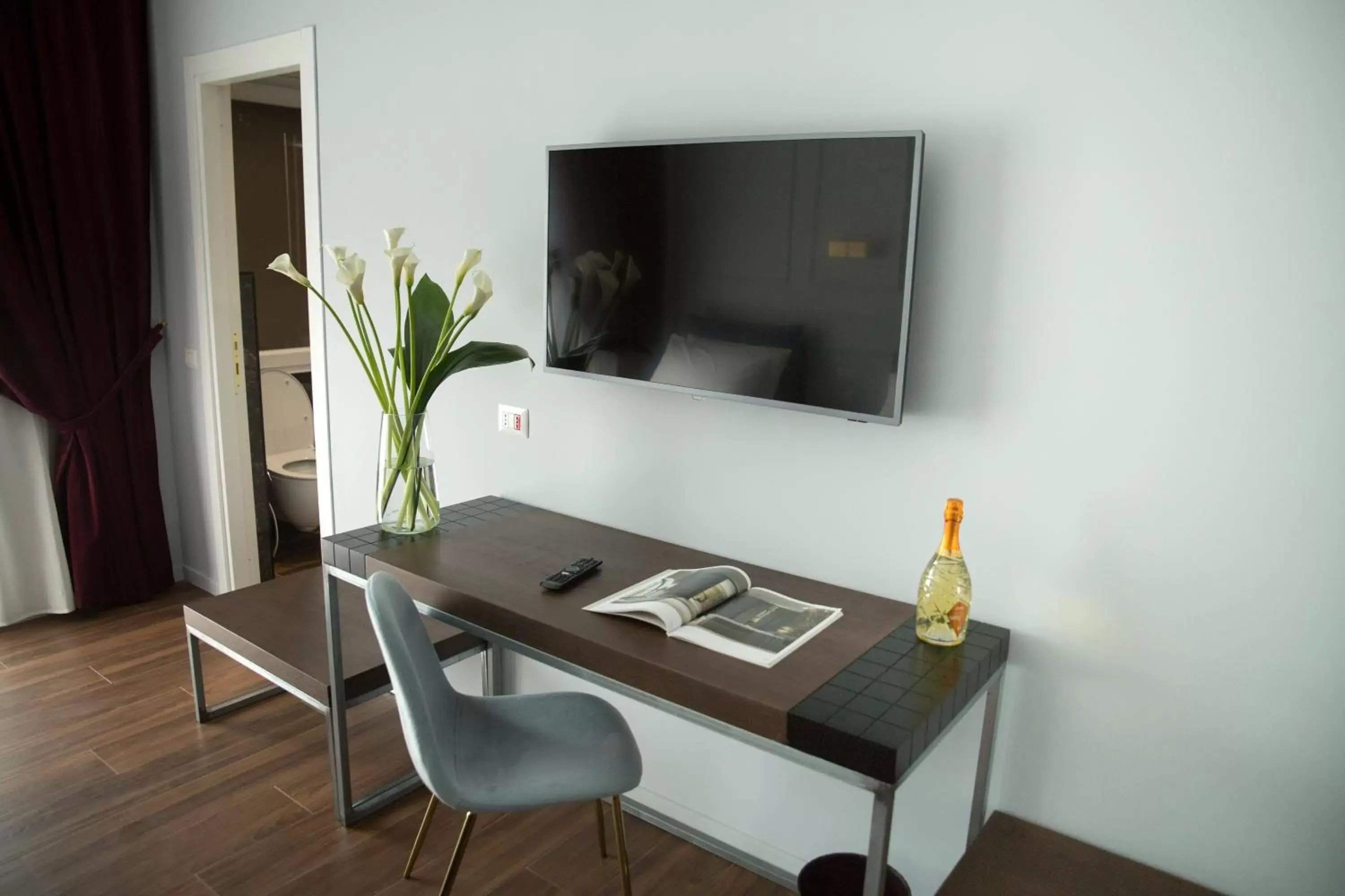 TV and multimedia, TV/Entertainment Center in Unicum Roma Suites