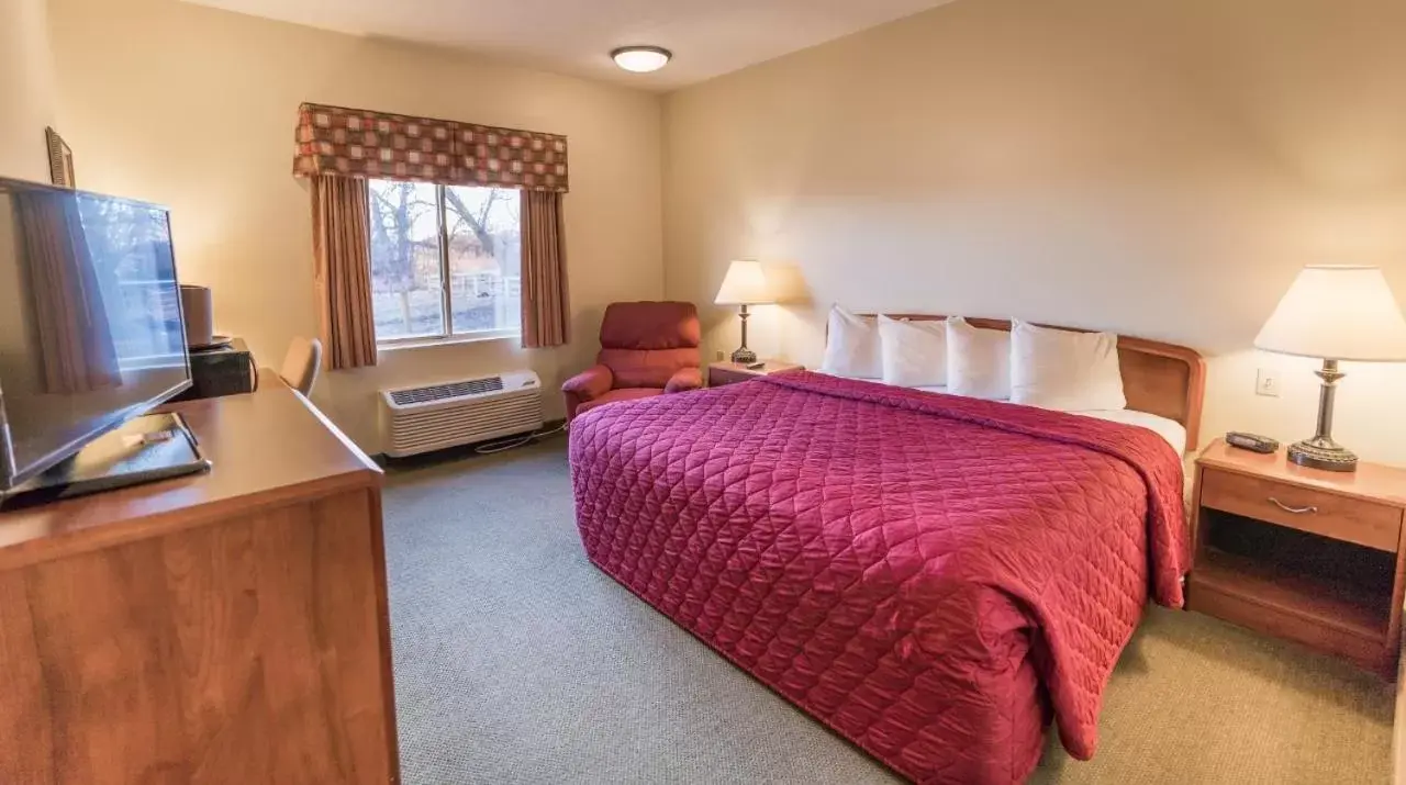 Photo of the whole room, Bed in Supertel Inn & Conference Center