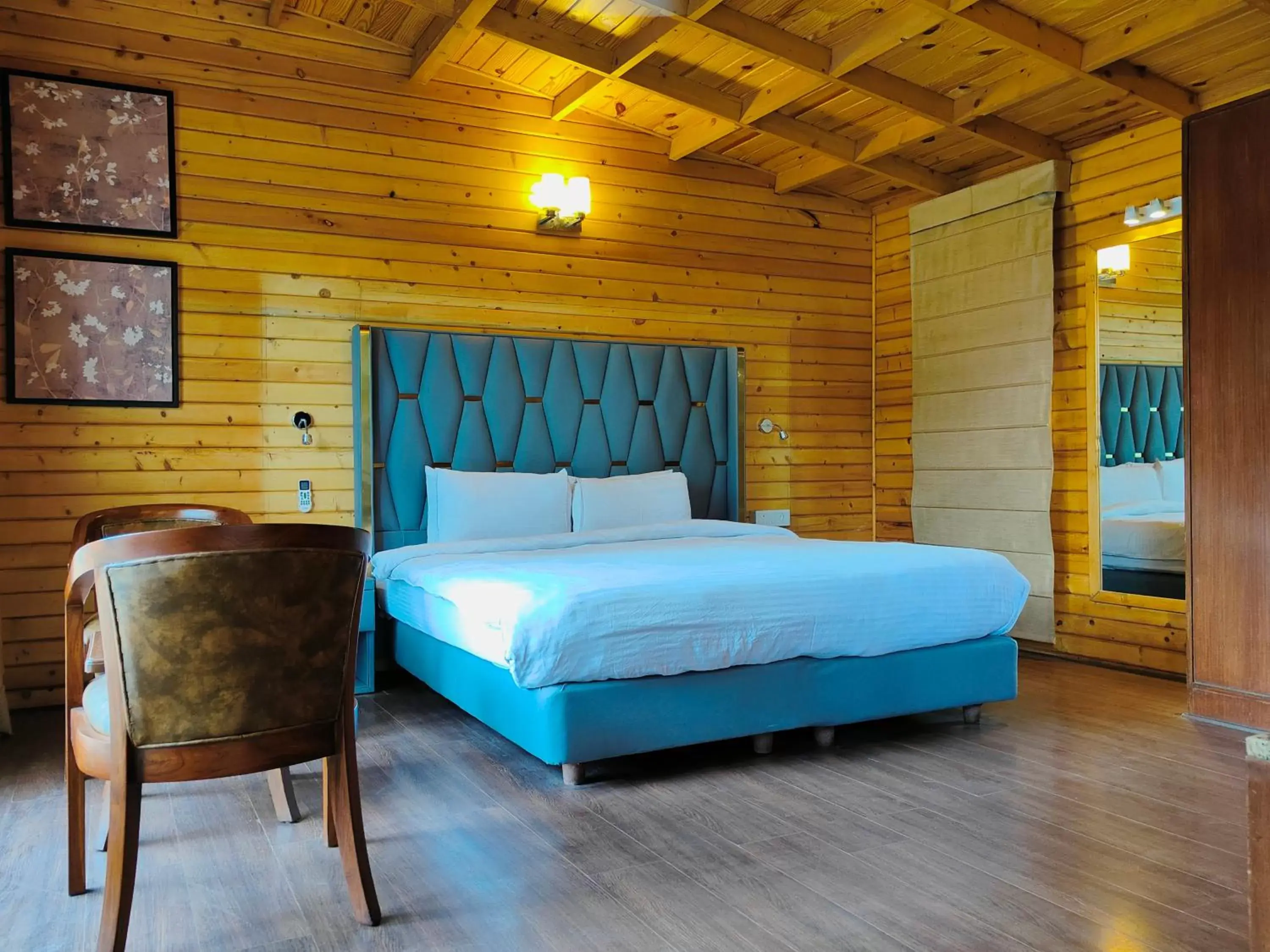 Bedroom, Bed in Kasauli Hills Resort