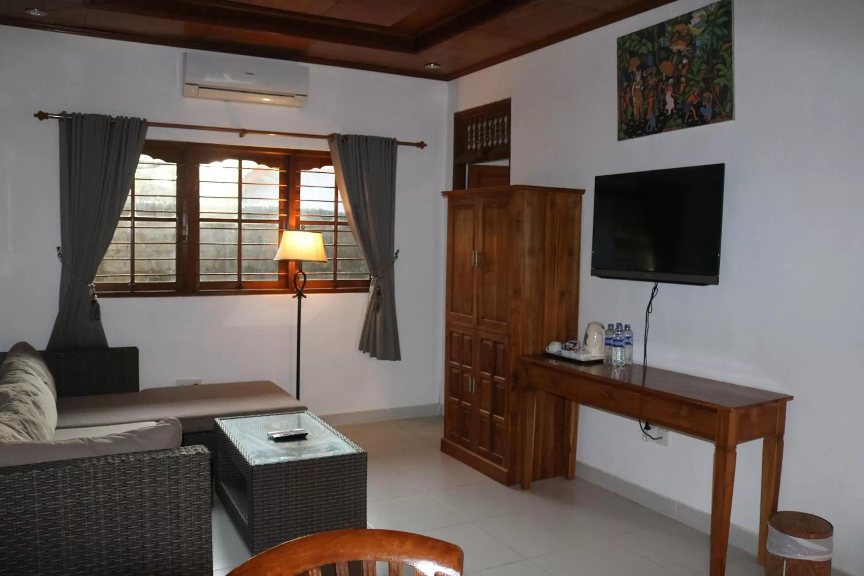 Living room, TV/Entertainment Center in Kusnadi Hotel