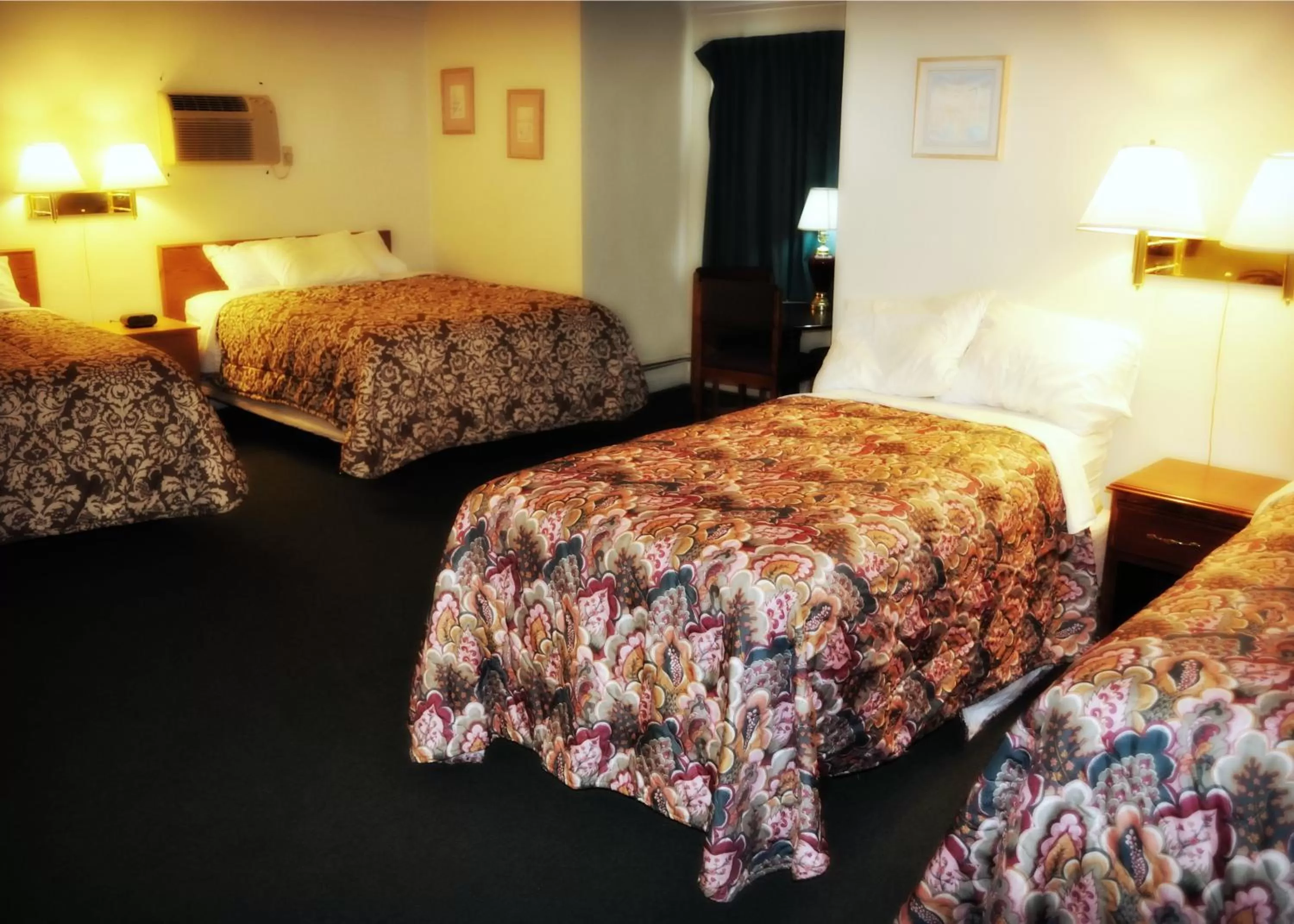 Bed in Town House Motel