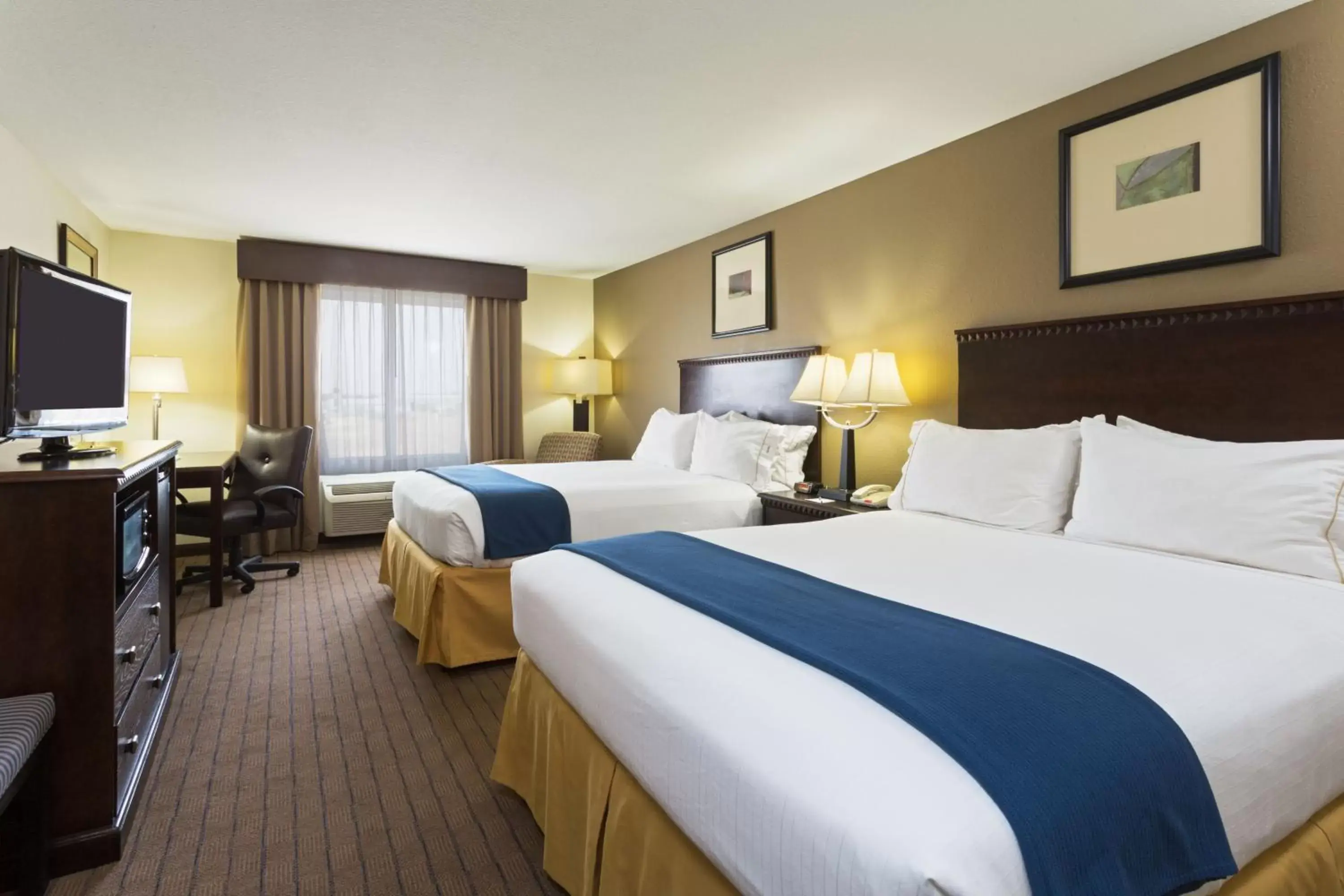 Standard Queen Room with Two Queen Beds - Communications Accessible in Holiday Inn Express & Suites Moultrie by IHG Standard Queen Room with Two Queen Beds - Communications Accessible in Holiday Inn Express & Suites Moultrie by IHG
