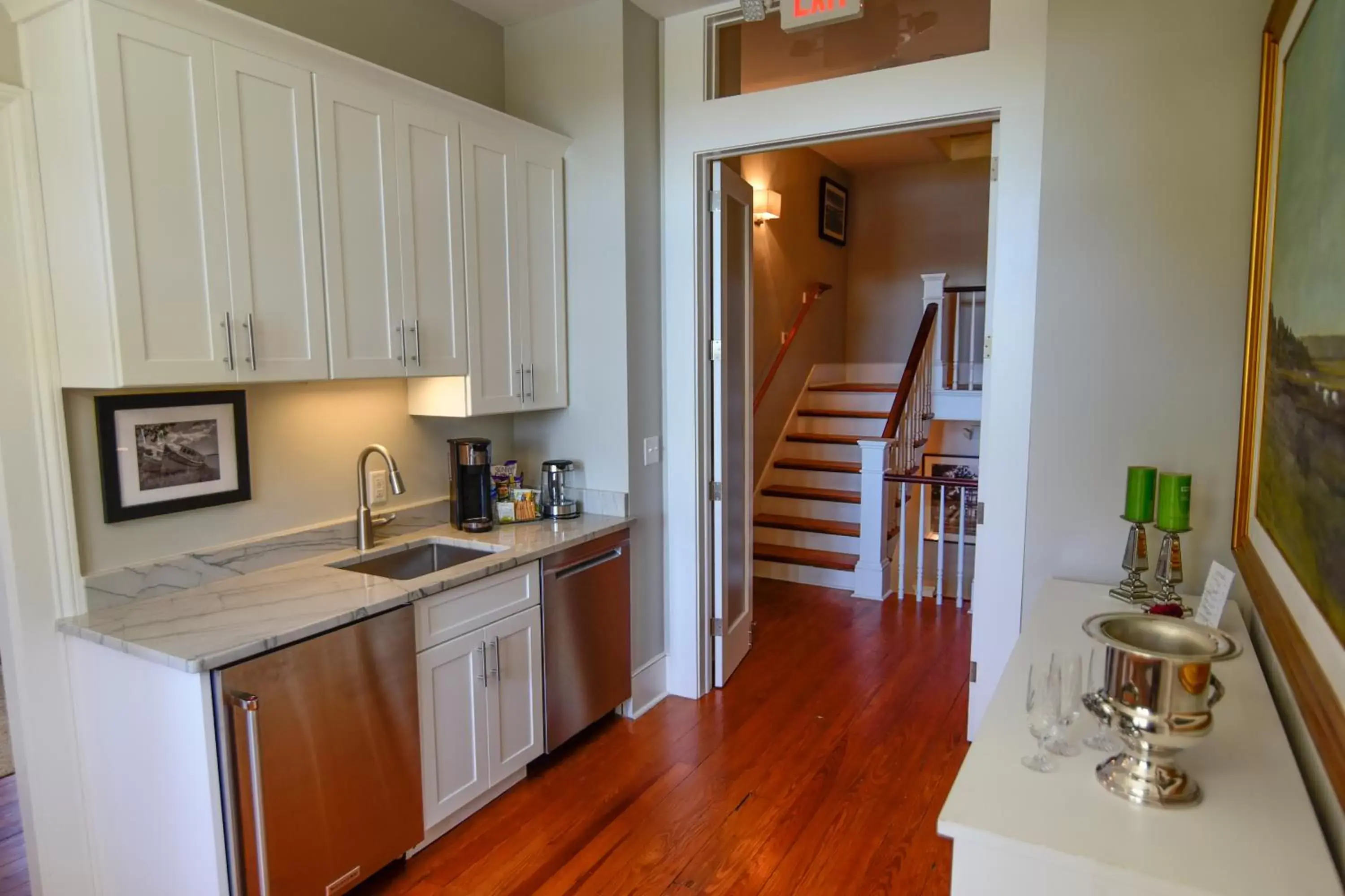 Coffee/tea facilities, Kitchen/Kitchenette in 607 Bay Luxurious Guest Rooms