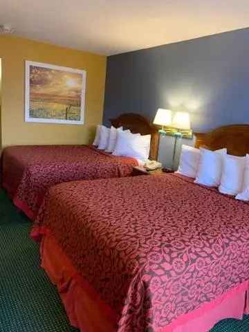 Bed in Days Inn by Wyndham Jonesboro AR