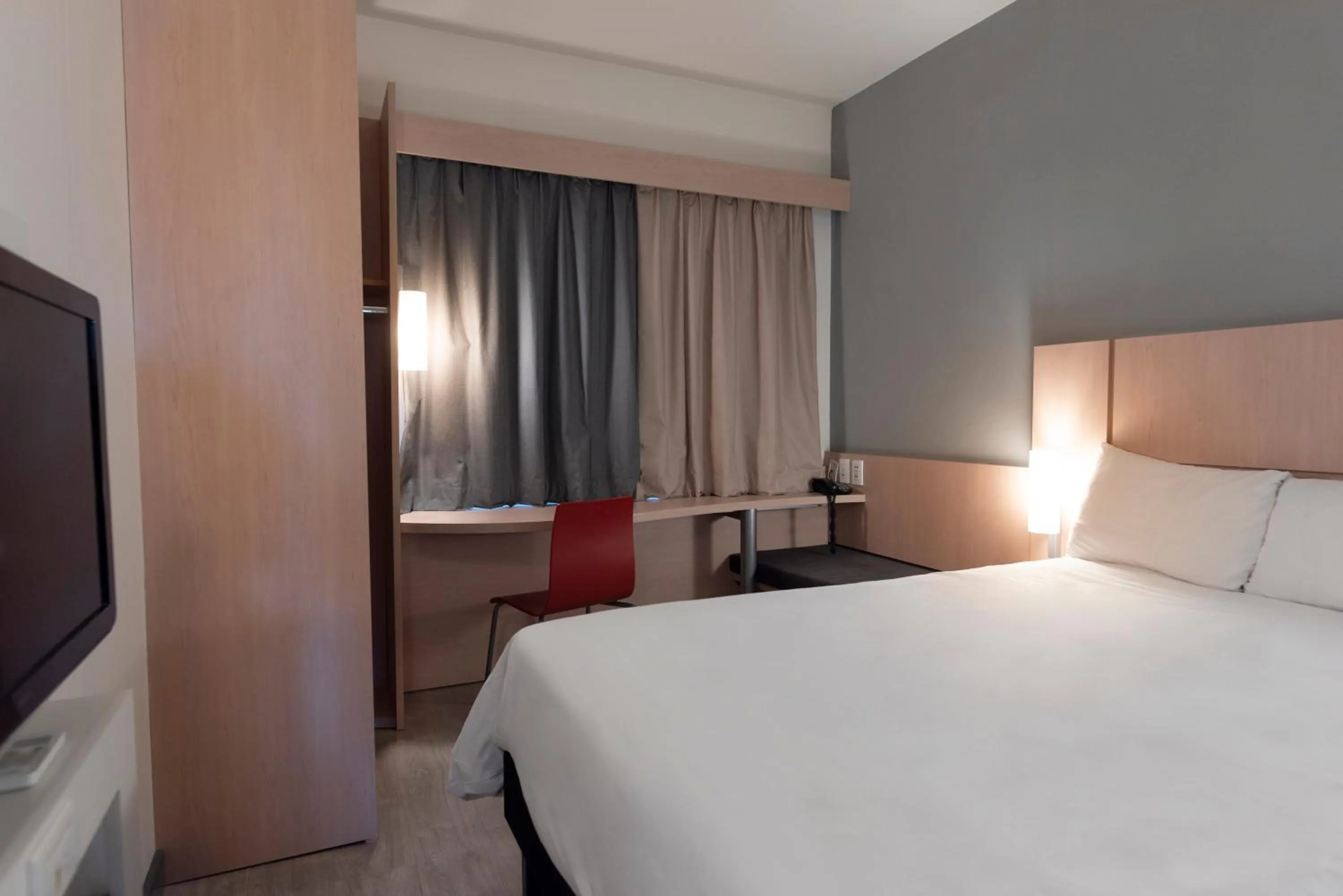 Photo of the whole room, Bed in ibis Pilar