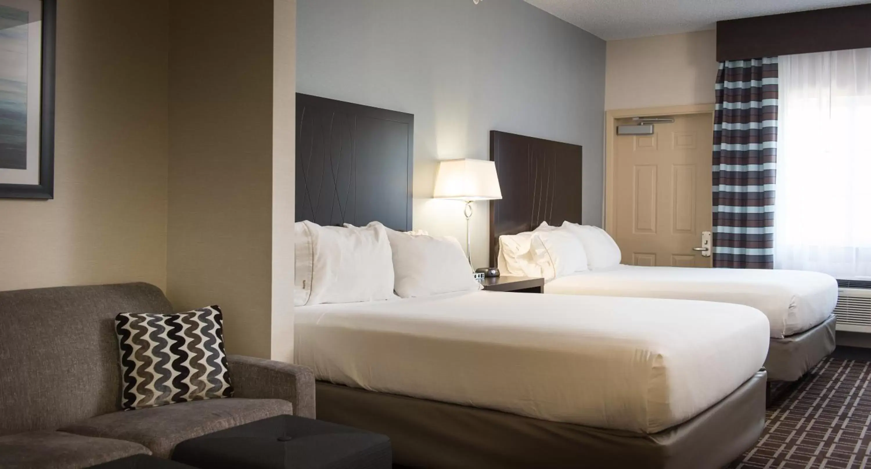 Photo of the whole room, Bed in Holiday Inn Express Le Claire Riverfront-Davenport, an IHG Hotel