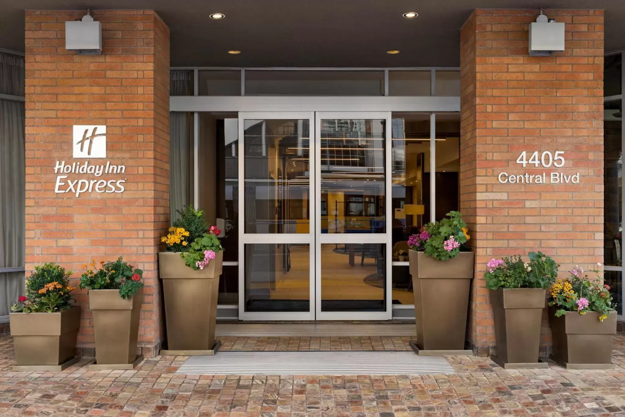 Property building in Holiday Inn Express Vancouver-Metrotown (Burnaby) Property building in Holiday Inn Express Vancouver-Metrotown (Burnaby)