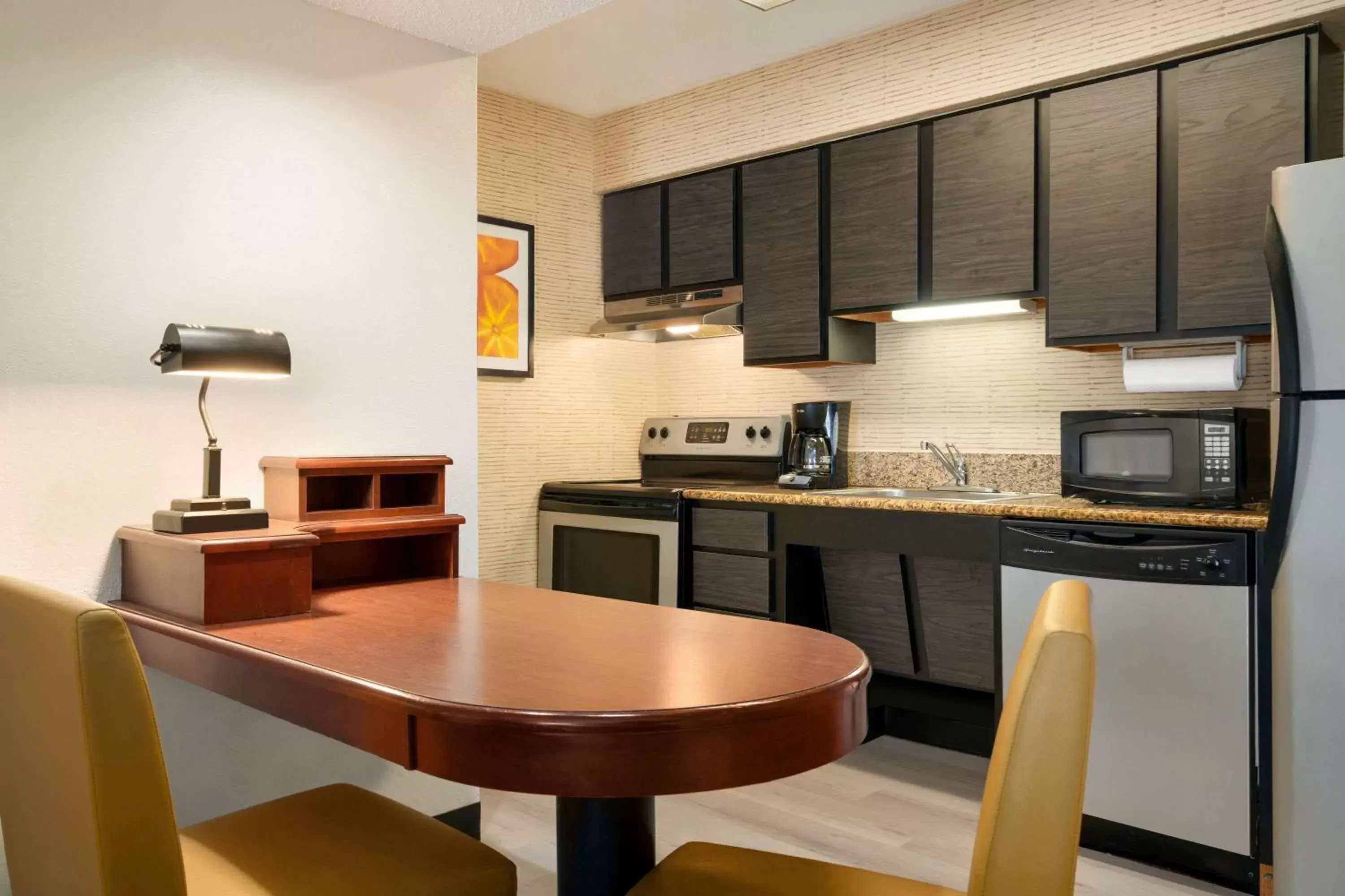 Photo of the whole room, Kitchen/Kitchenette in Hawthorn Suites by Wyndham Tinton Falls