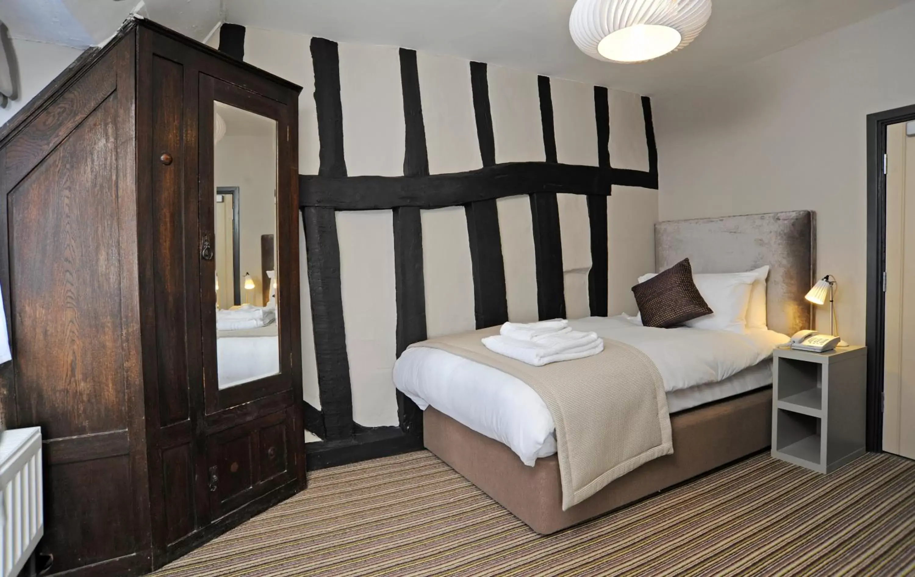 Bedroom, Bed in The Red Lion Hotel