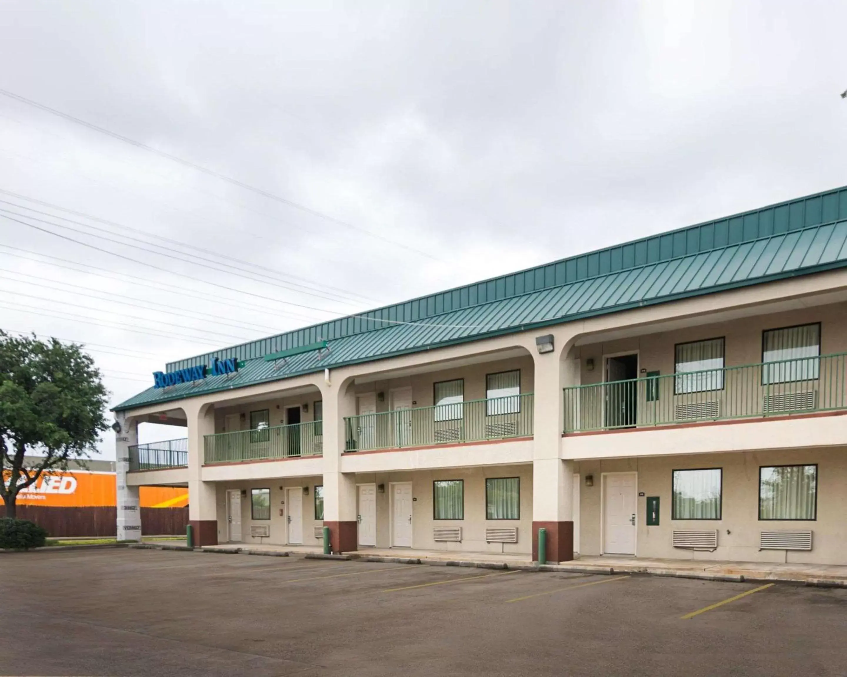 Property Building in Rodeway Inn and Suites Hwy 290