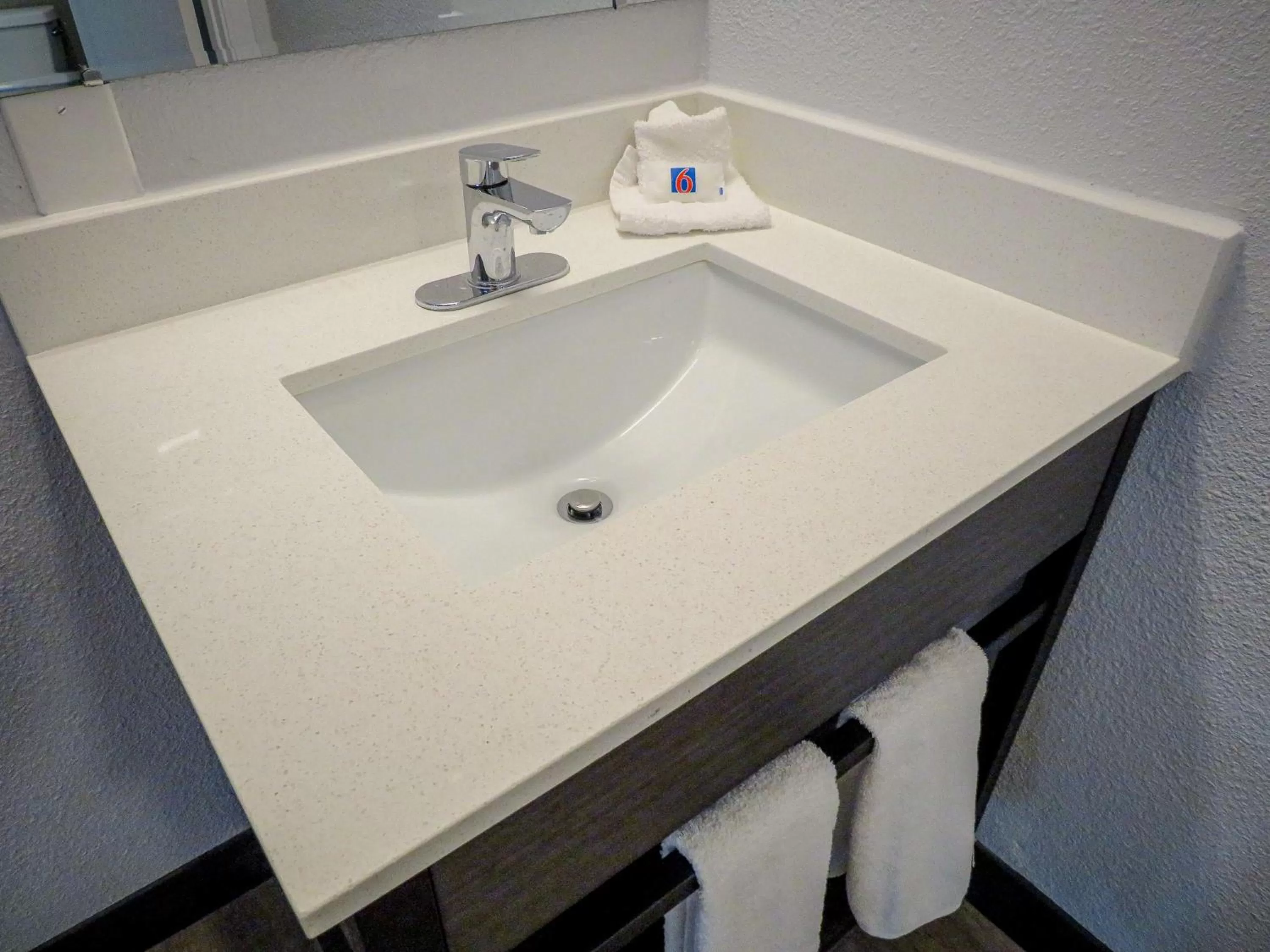 Bathroom in Motel 6 Tigard, Or - Portland Southwest