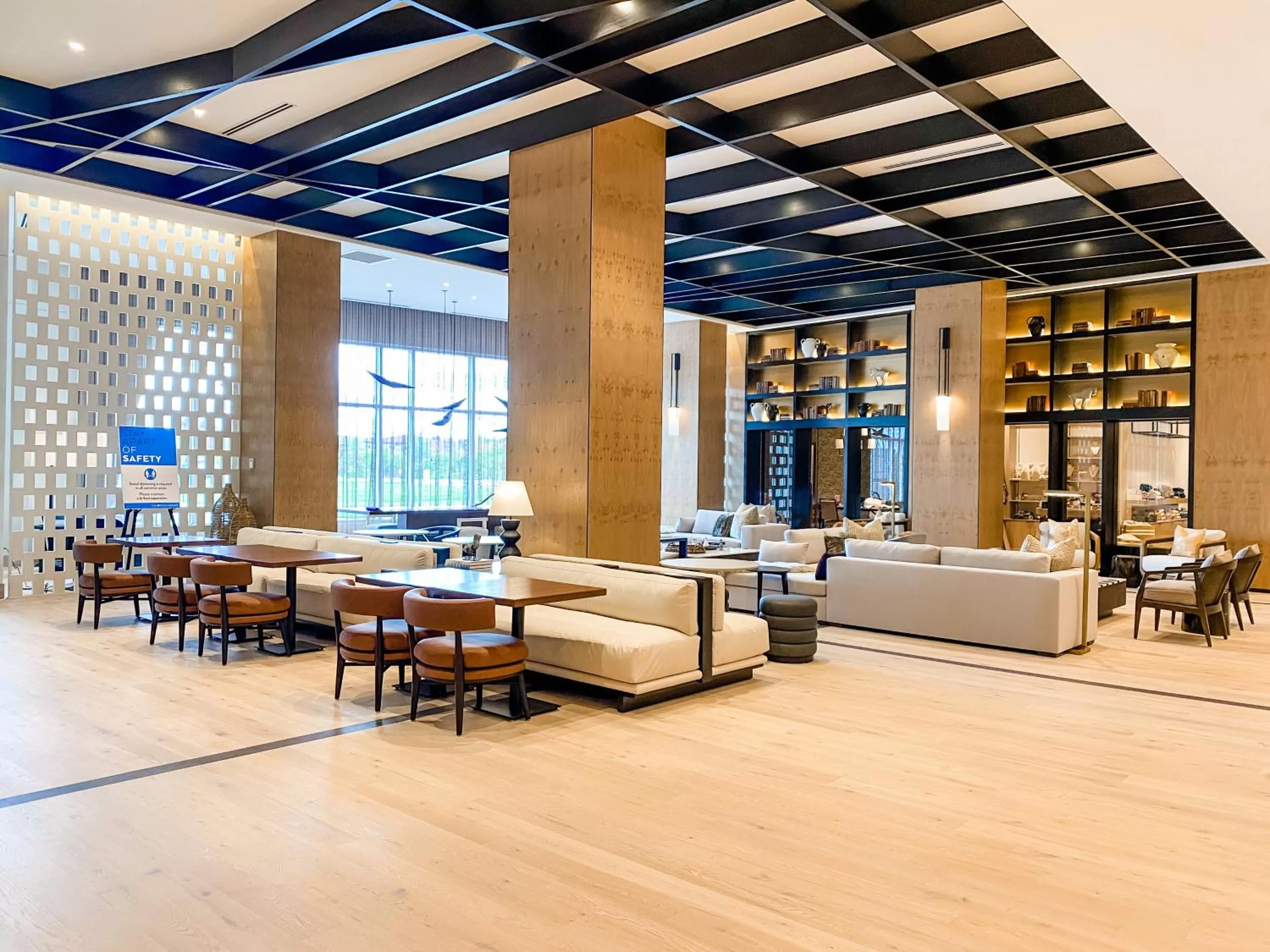 Lounge or bar in Omni Viking Lakes