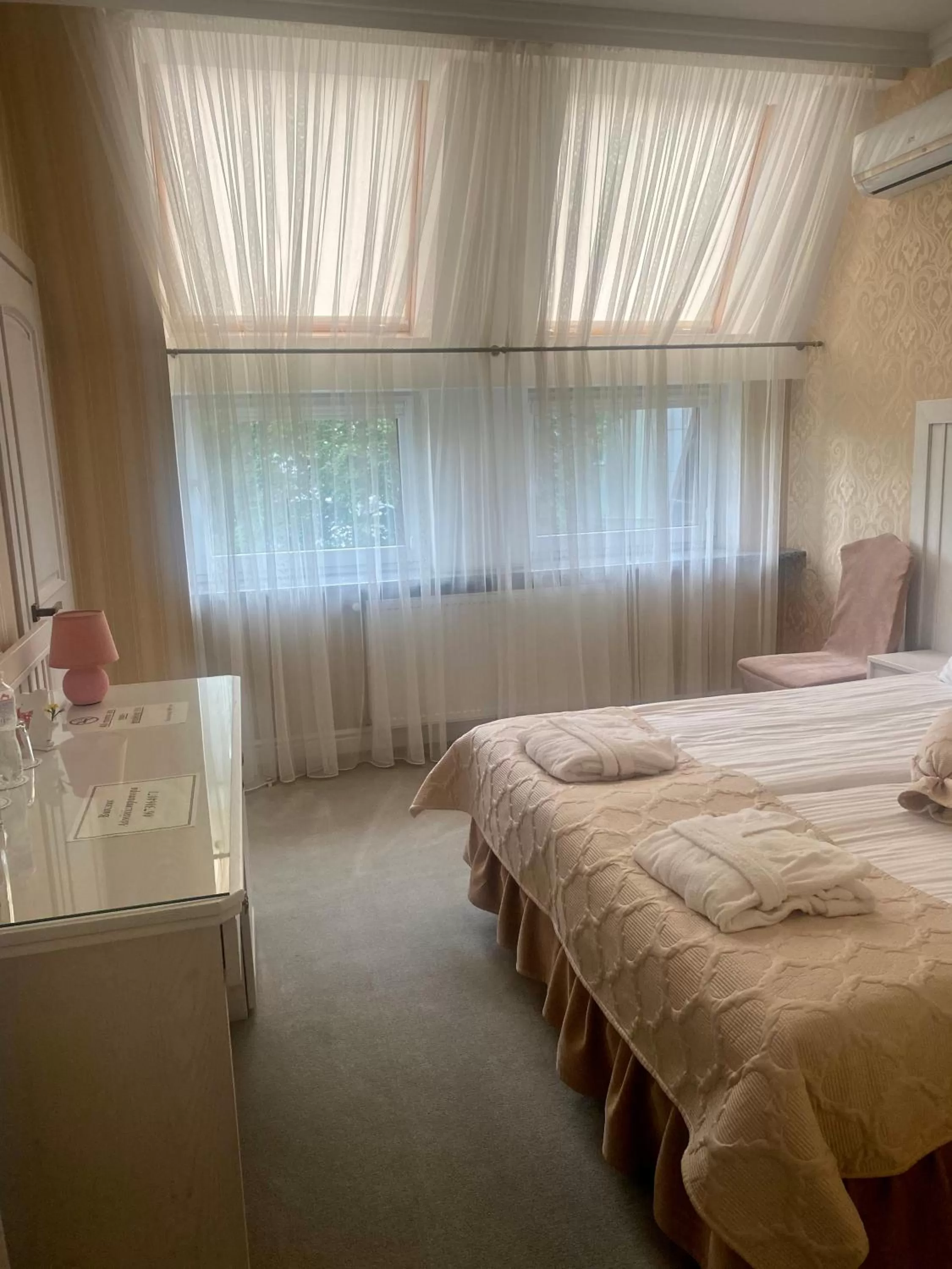 Photo of the whole room, Bed in Boutique Hotel Deluxe