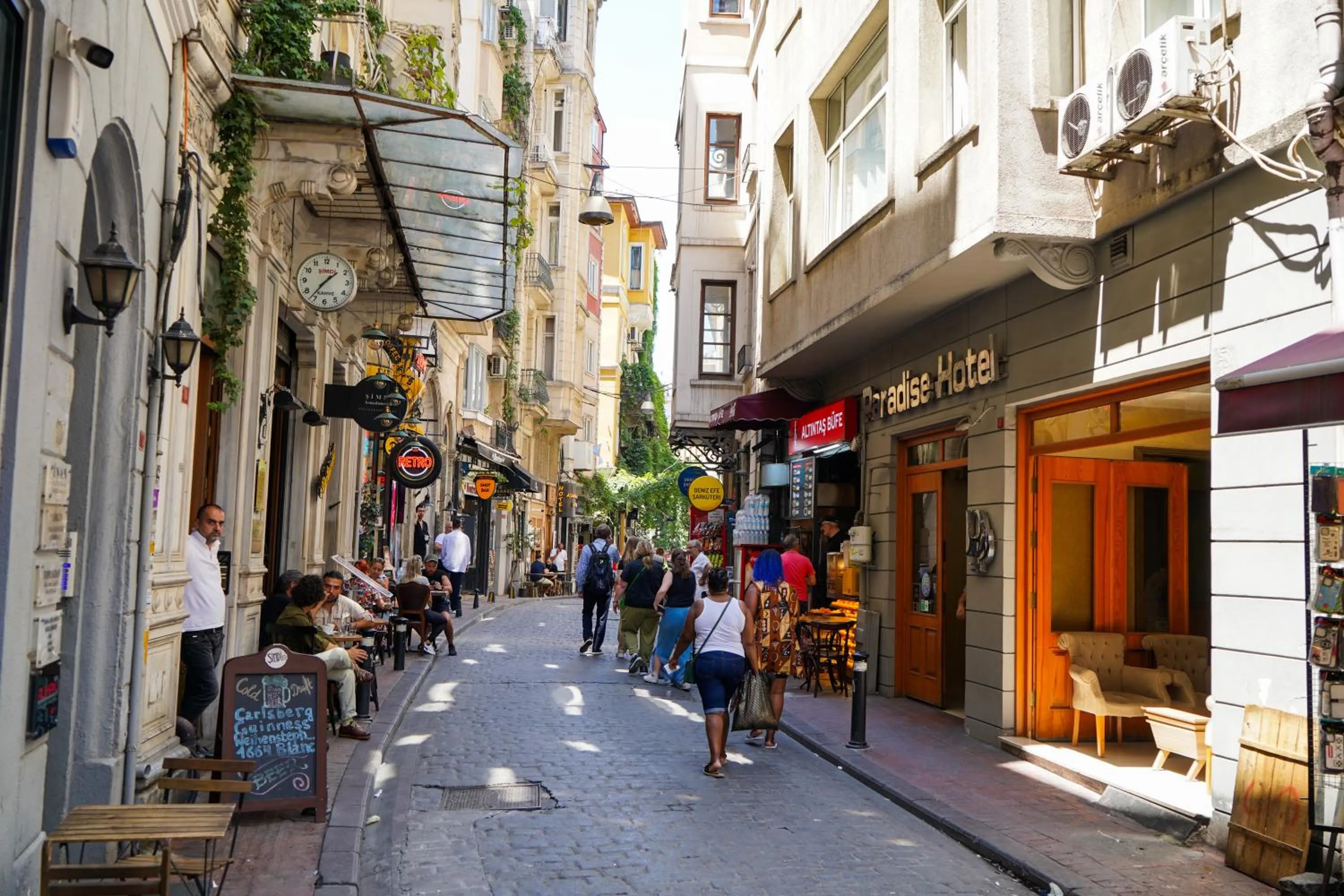 Location, Neighborhood in Paradise Hotel