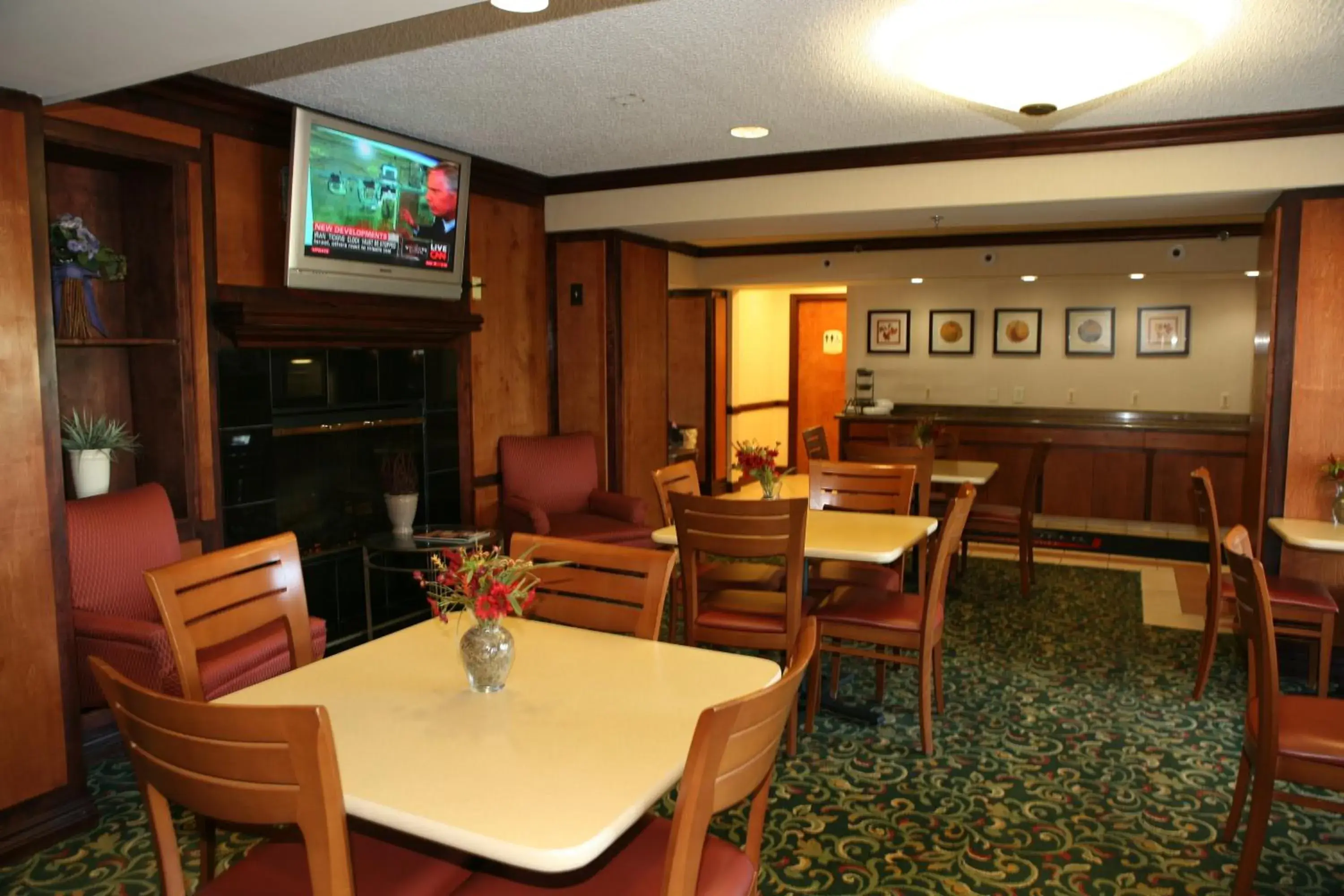 Restaurant/Places to Eat in Baymont by Wyndham Kalamazoo East