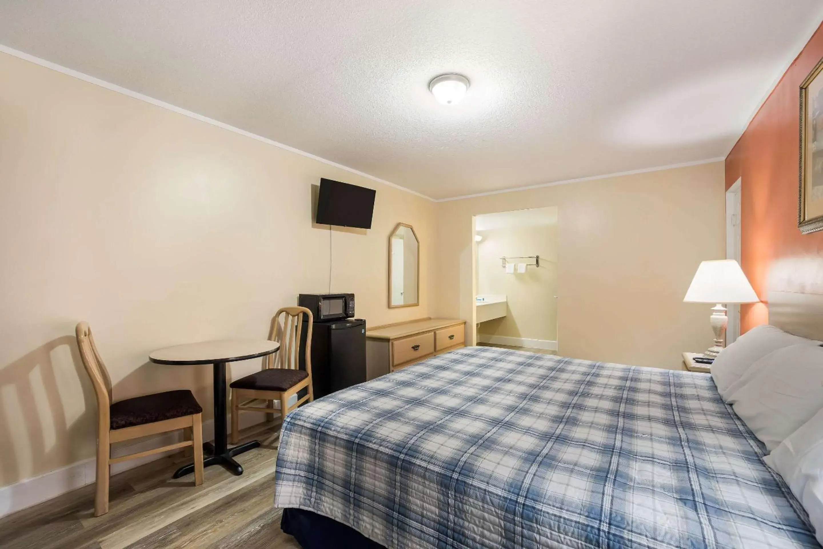 Photo of the whole room, Bed in Rodeway Inn Photo of the whole room, Bed in Rodeway Inn