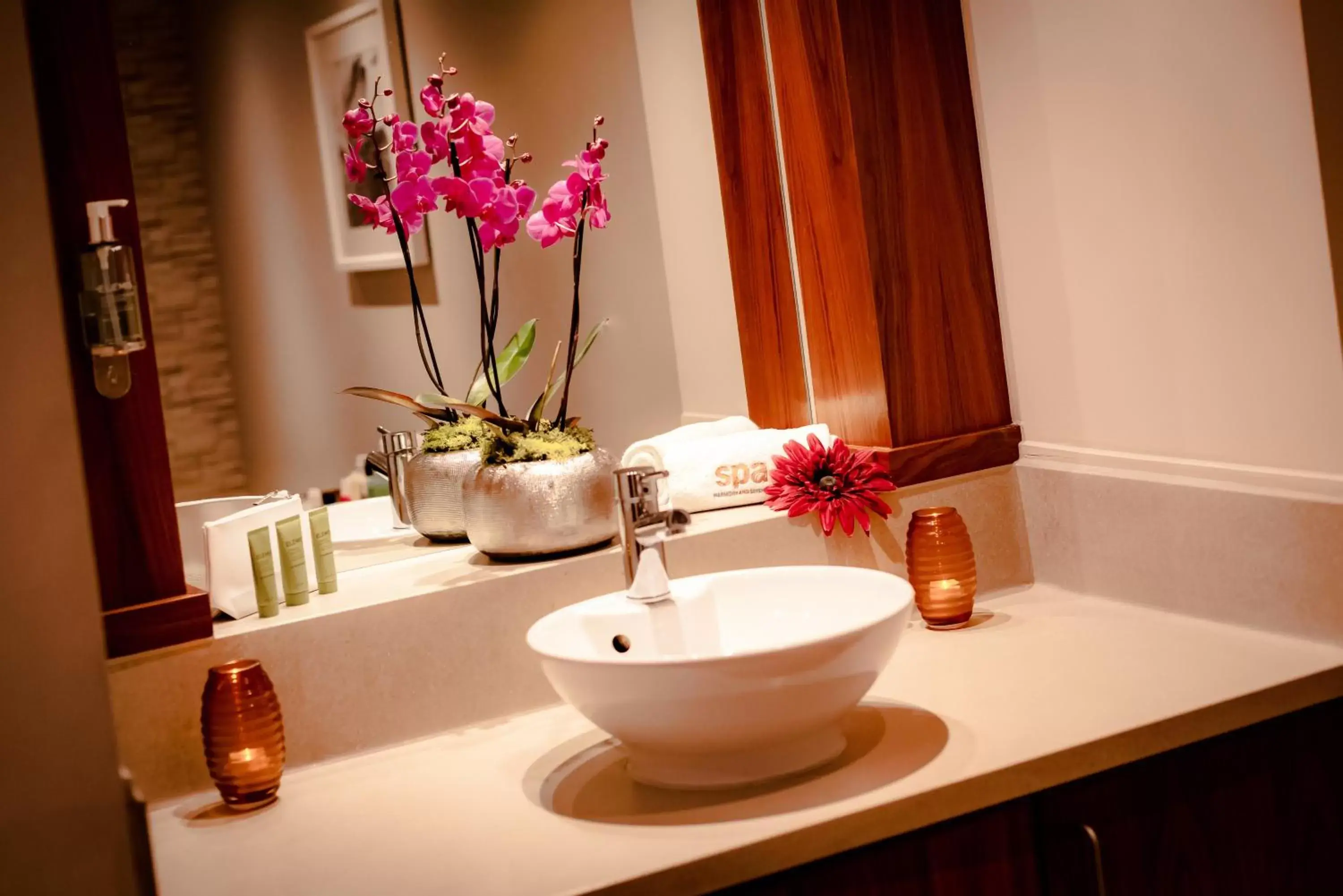 Spa and wellness centre/facilities, Bathroom in Manchester Piccadilly Hotel