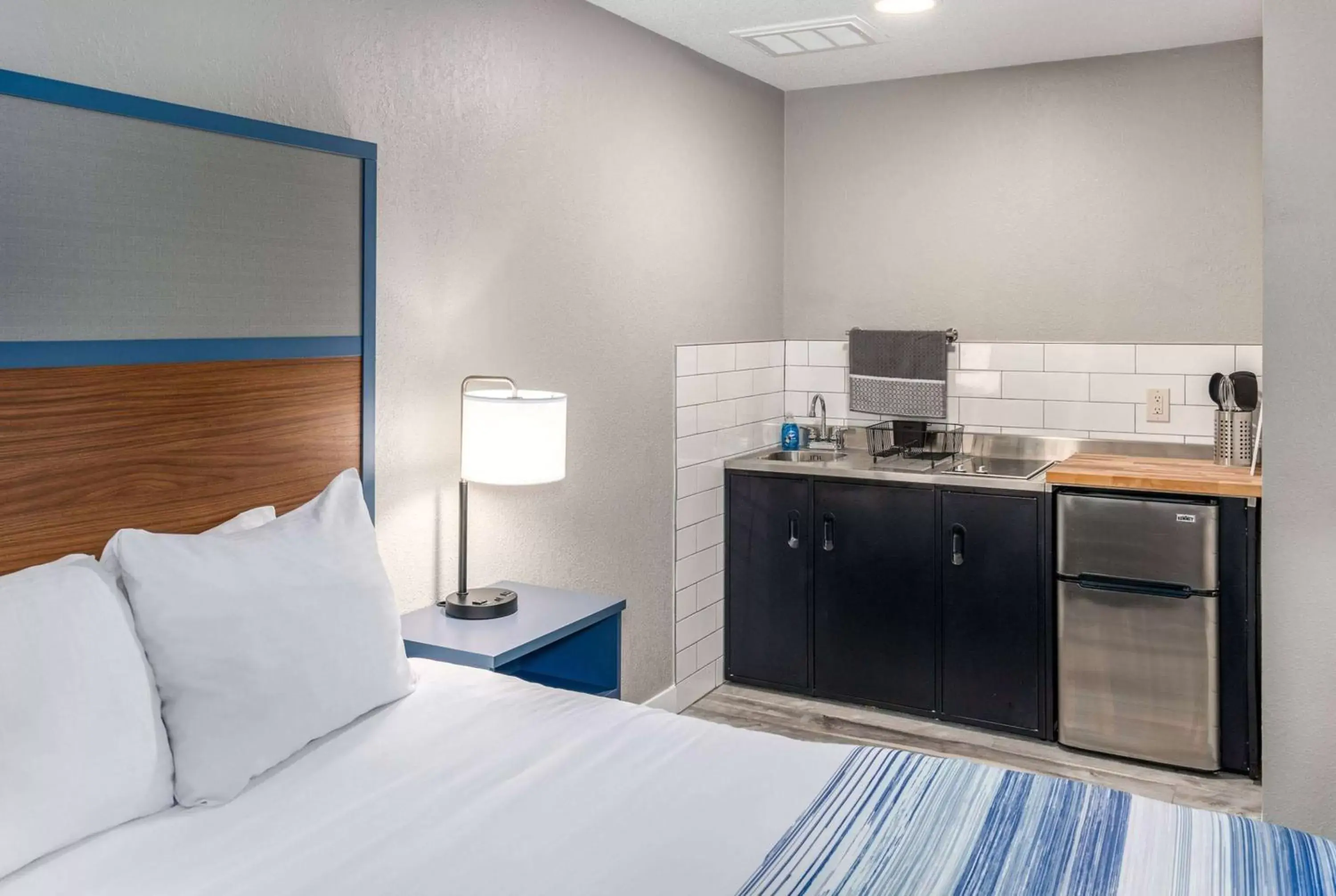 Photo of the whole room, Kitchen/Kitchenette in AmericInn by Wyndham New Richmond