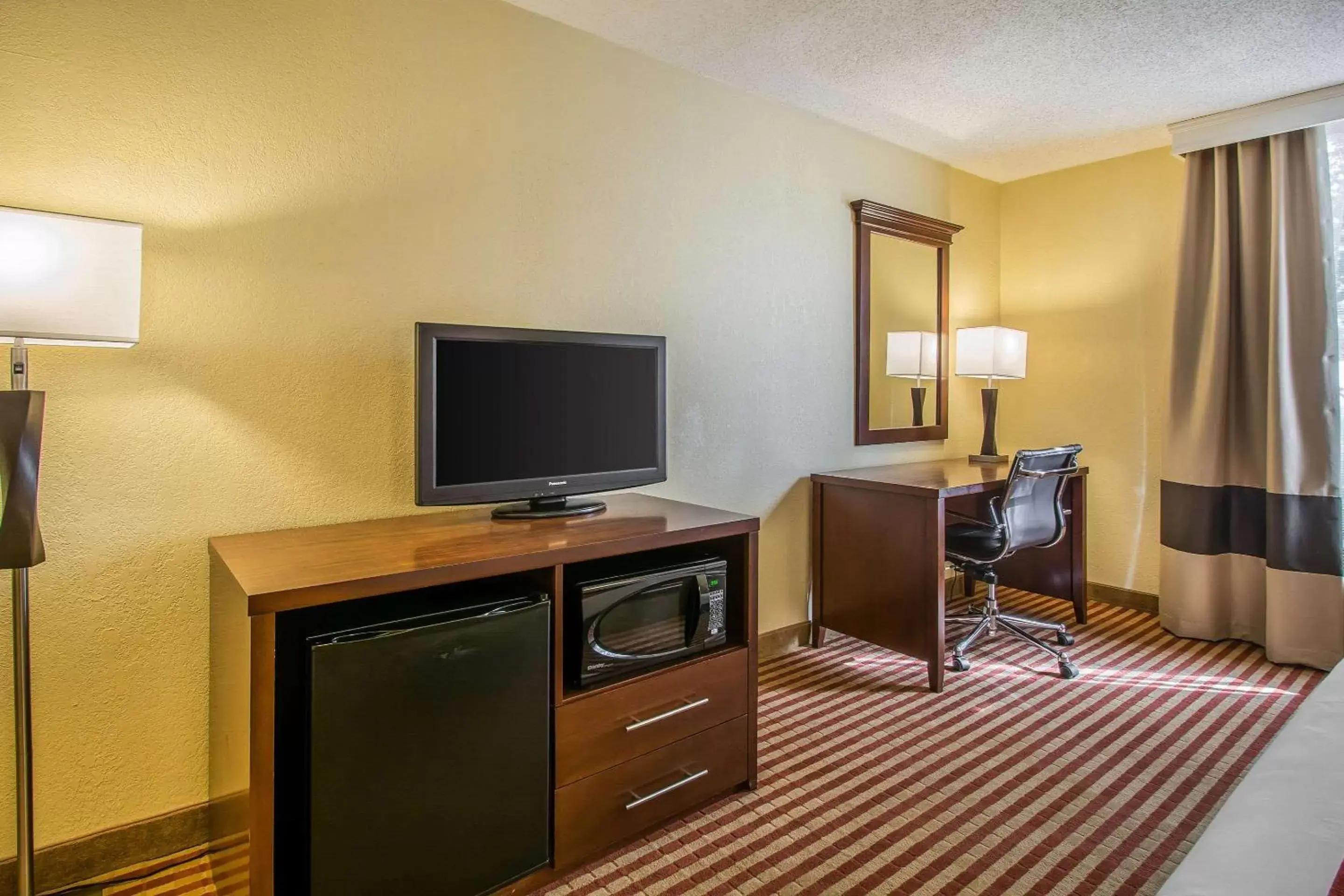 Photo of the whole room, TV/Entertainment Center in Comfort Inn & Suites Kissimmee by the Parks