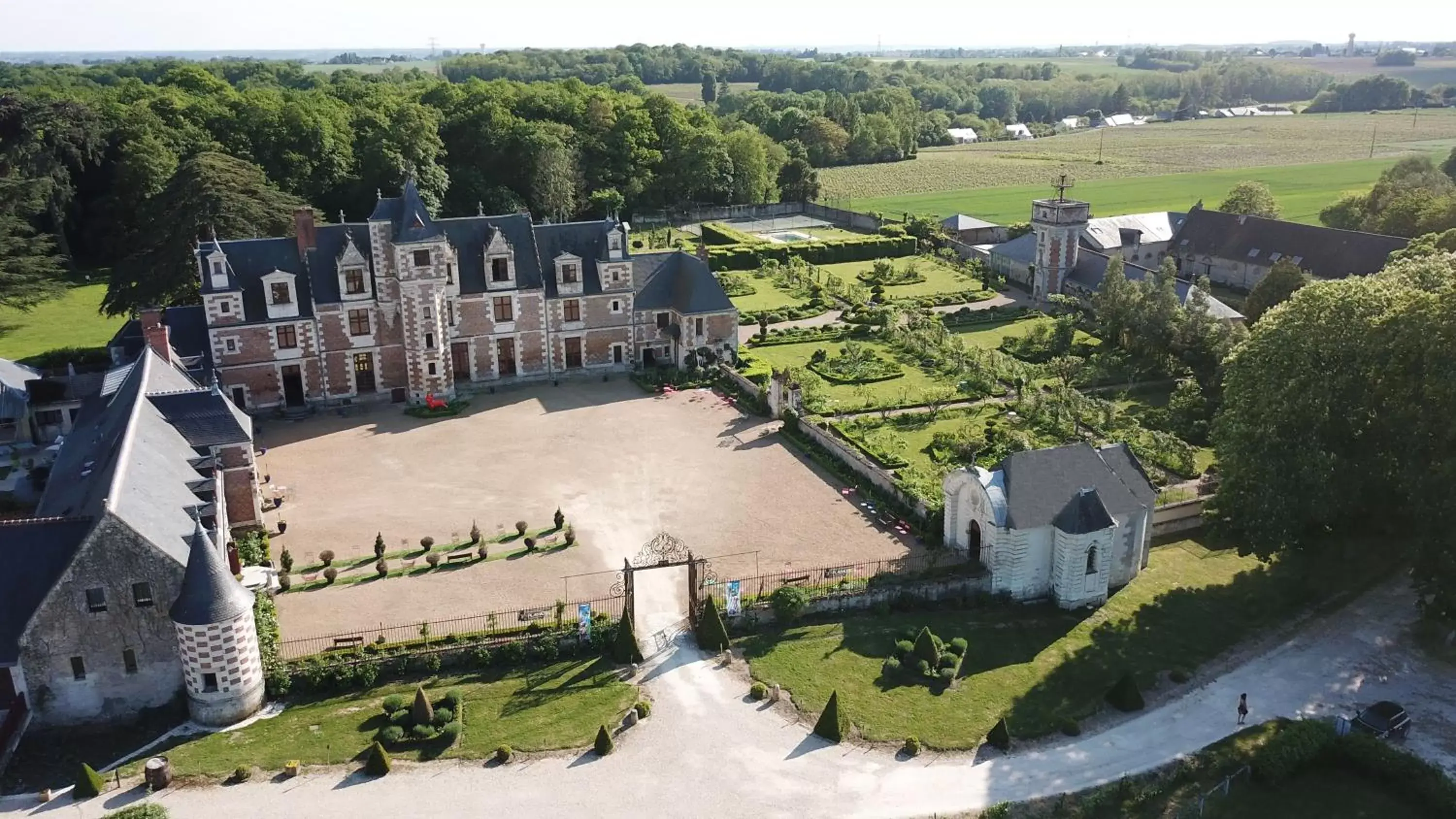 Property building, Bird's-eye View in Chateau de Jallanges - Les Collectionneurs