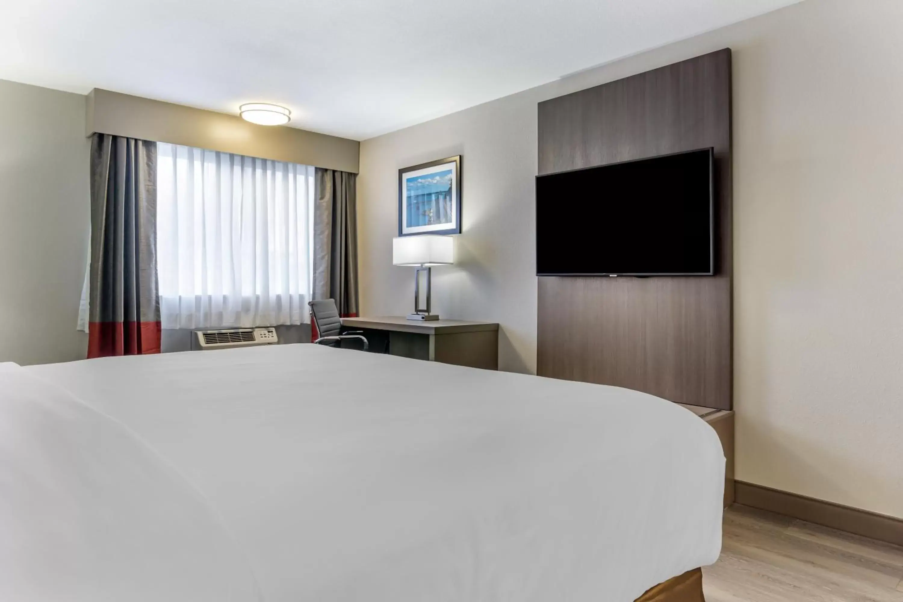 TV and multimedia, Bed in Comfort Inn & Suites Pacific – Auburn