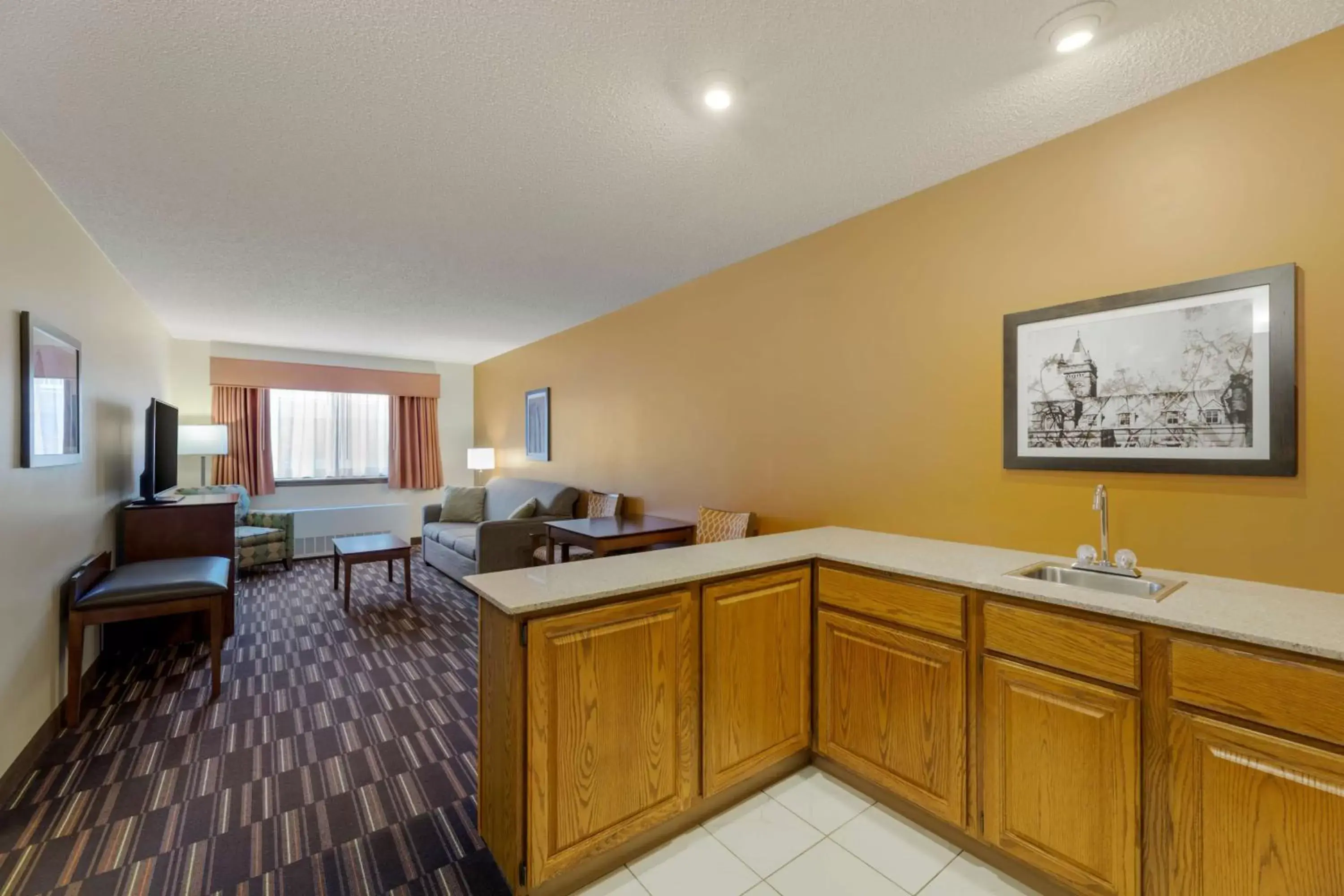 Photo of the whole room, Kitchen/Kitchenette in Best Western Falcon Plaza