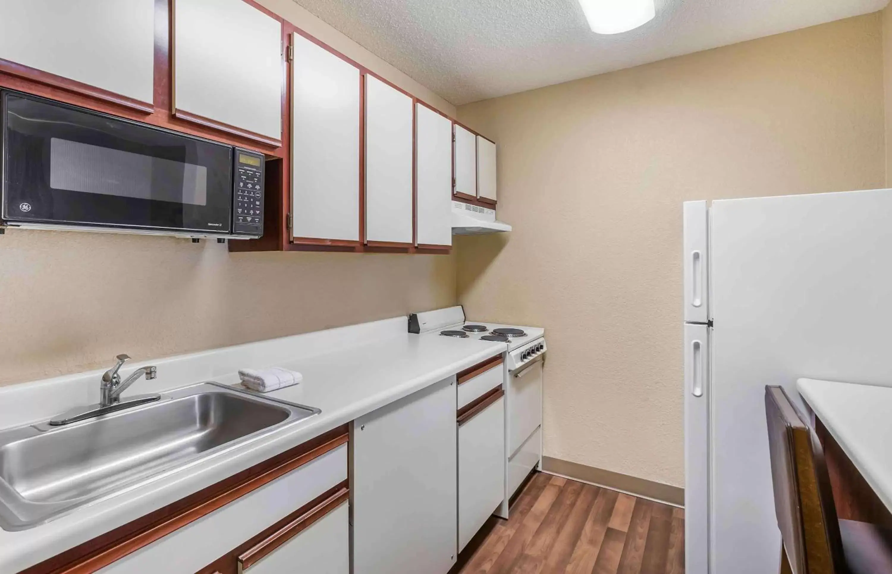 Bedroom, Kitchen/Kitchenette in Extended Stay America Suites - Des Moines - West Des Moines