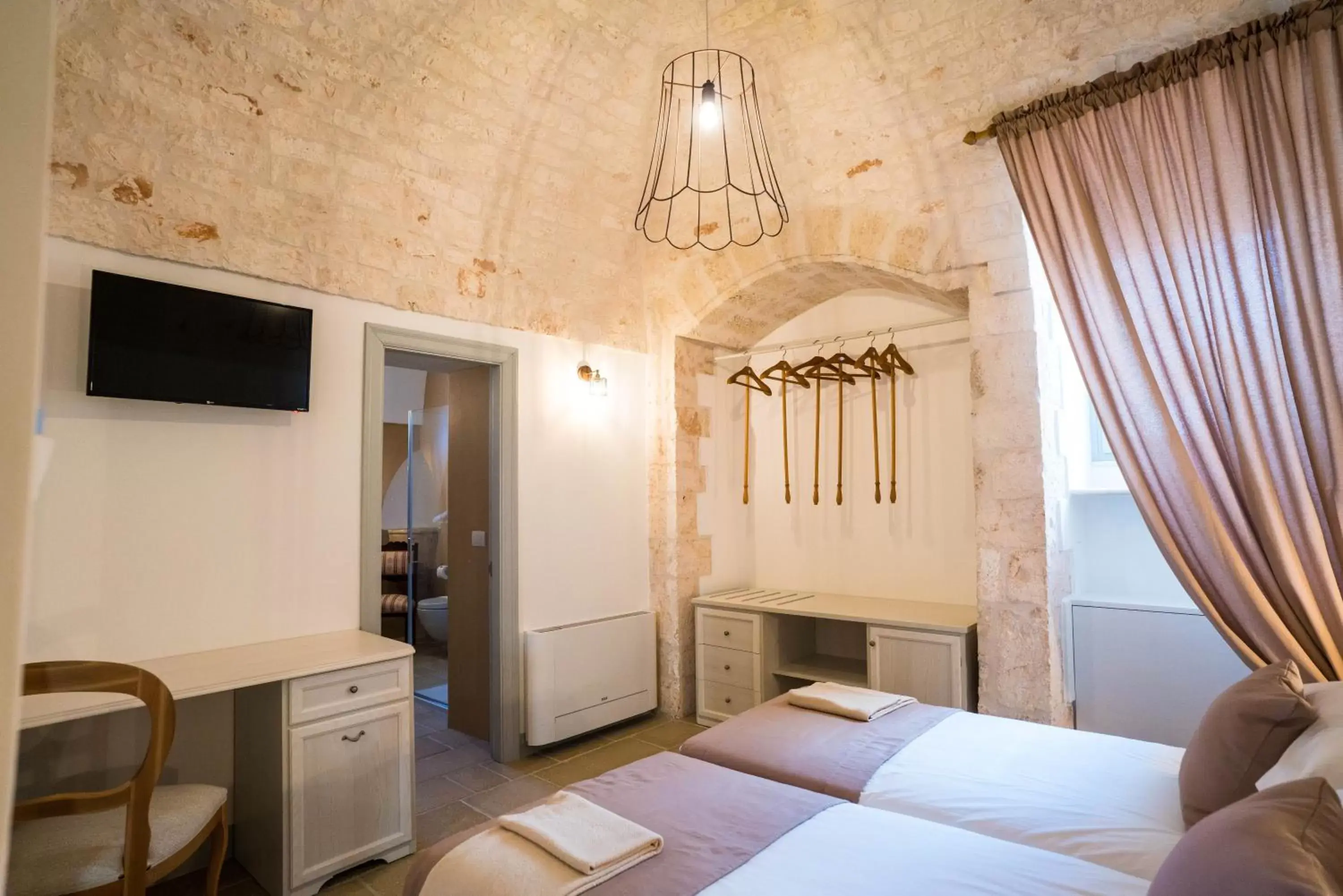 Communal lounge/ TV room, Bed in Borgo Cozzana