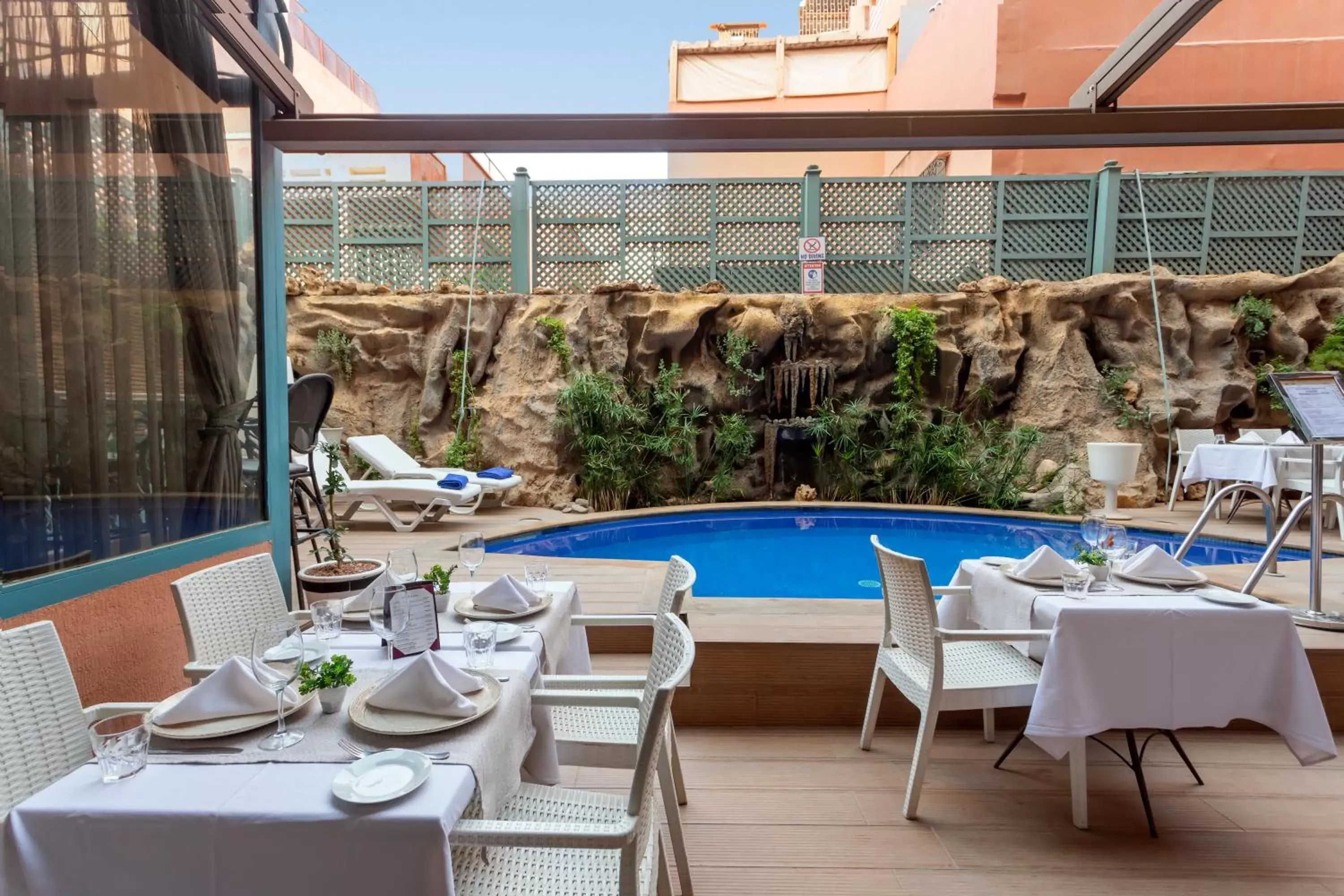 Swimming pool, Restaurant/Places to Eat in Le Caspien Boutique Hotel