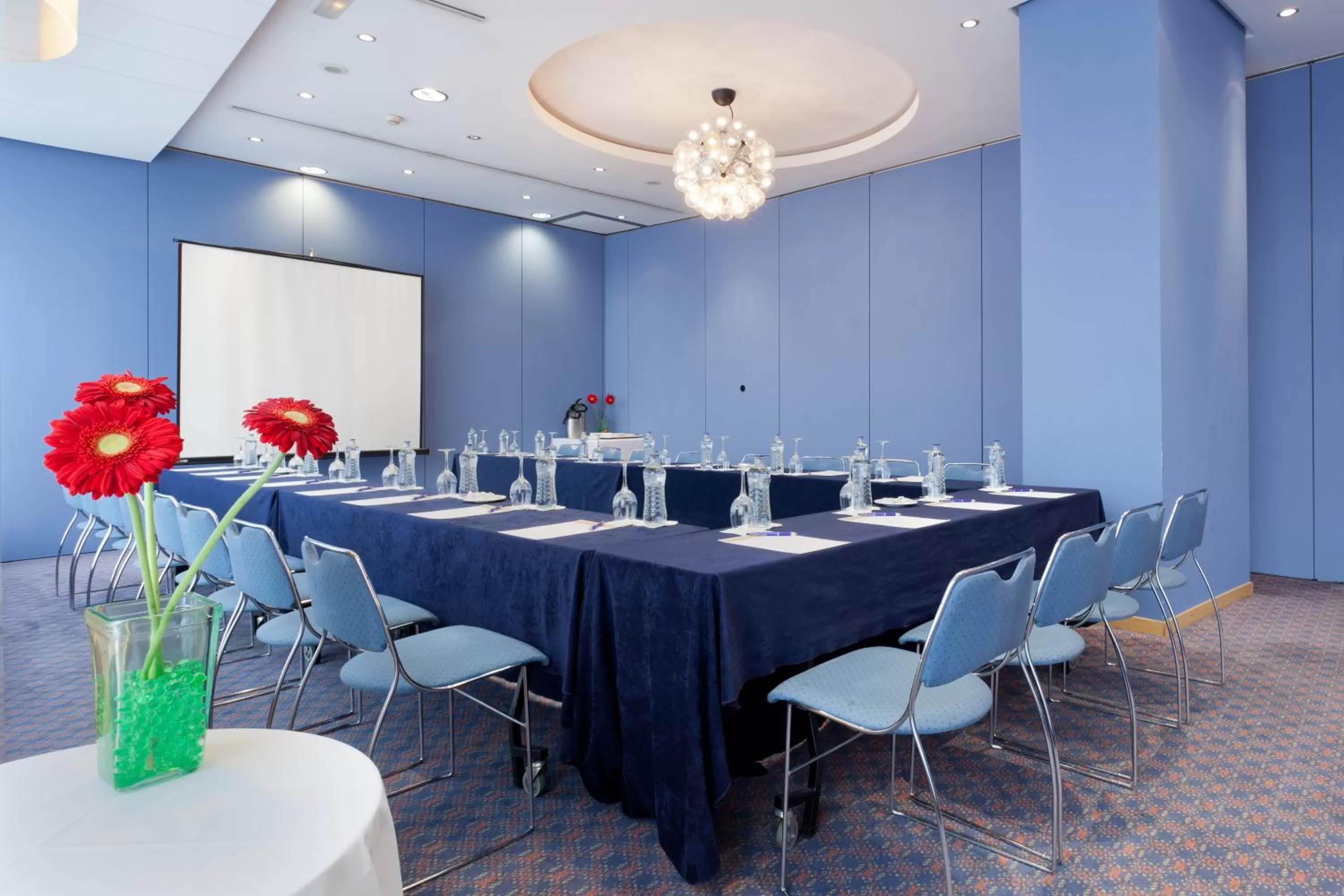 Business facilities in Senator Parque Central