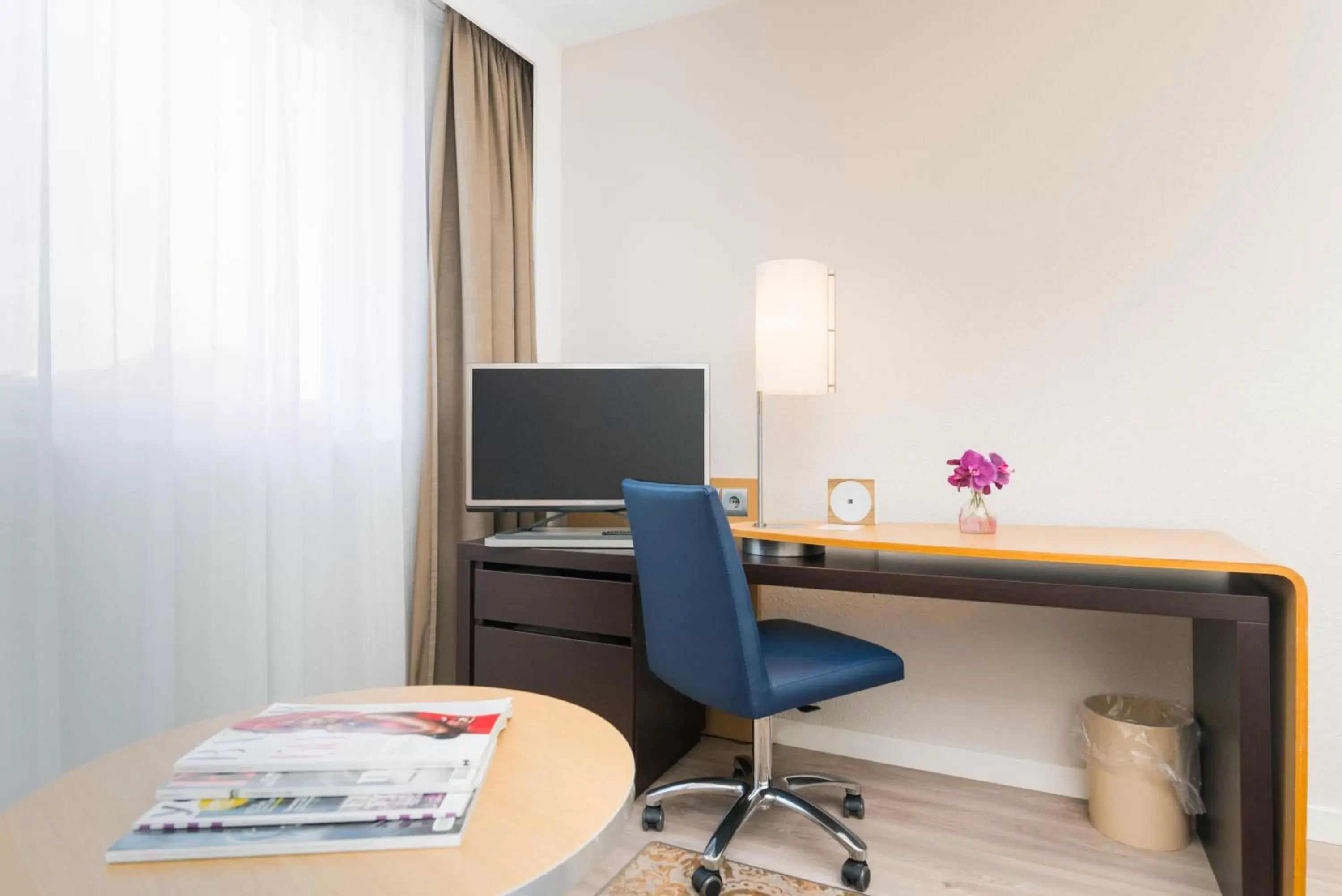 Seating area, TV/Entertainment Center in Novotel Maastricht