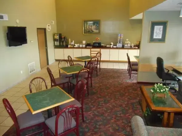 Restaurant/Places to Eat in GuestHouse Inn St. Joseph